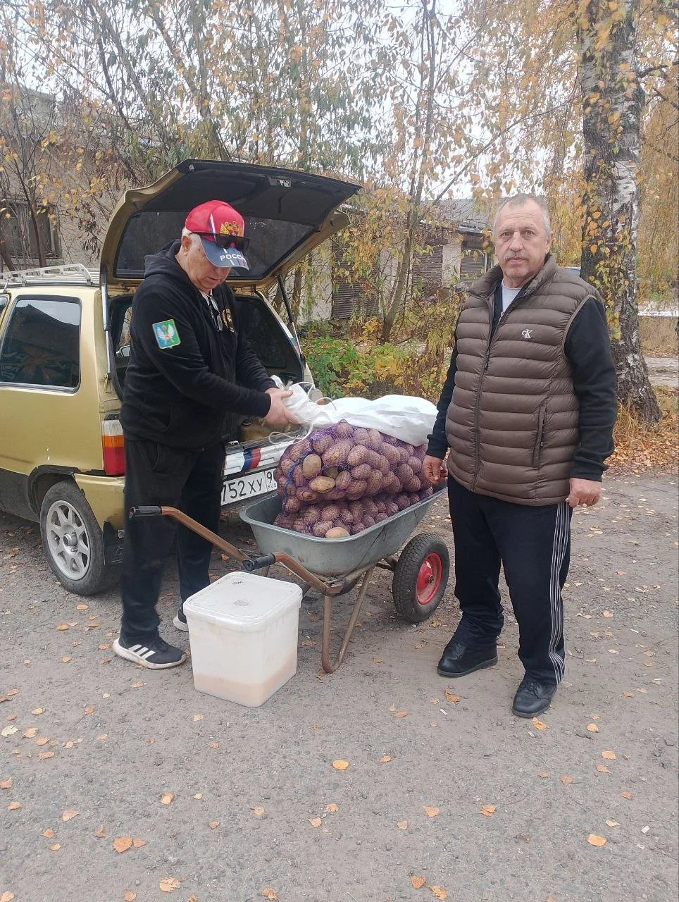 Волонтеры Леонид Озеров и Юрий Дмитриев по просьбе луховичан, участников СВО