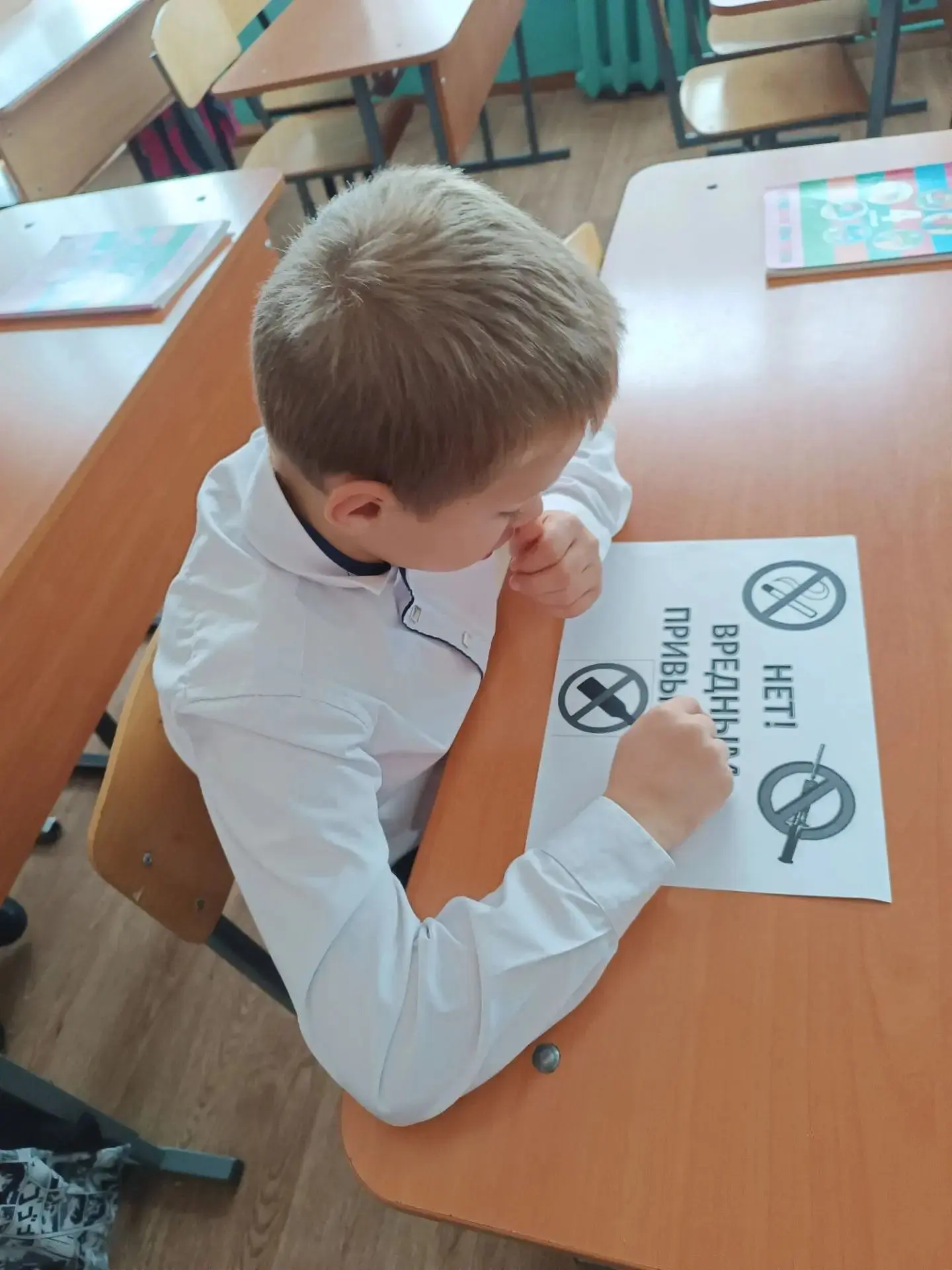 В 4 классе прошел классный час на тему "Курить — здоровью вредить". Мы стремились:
