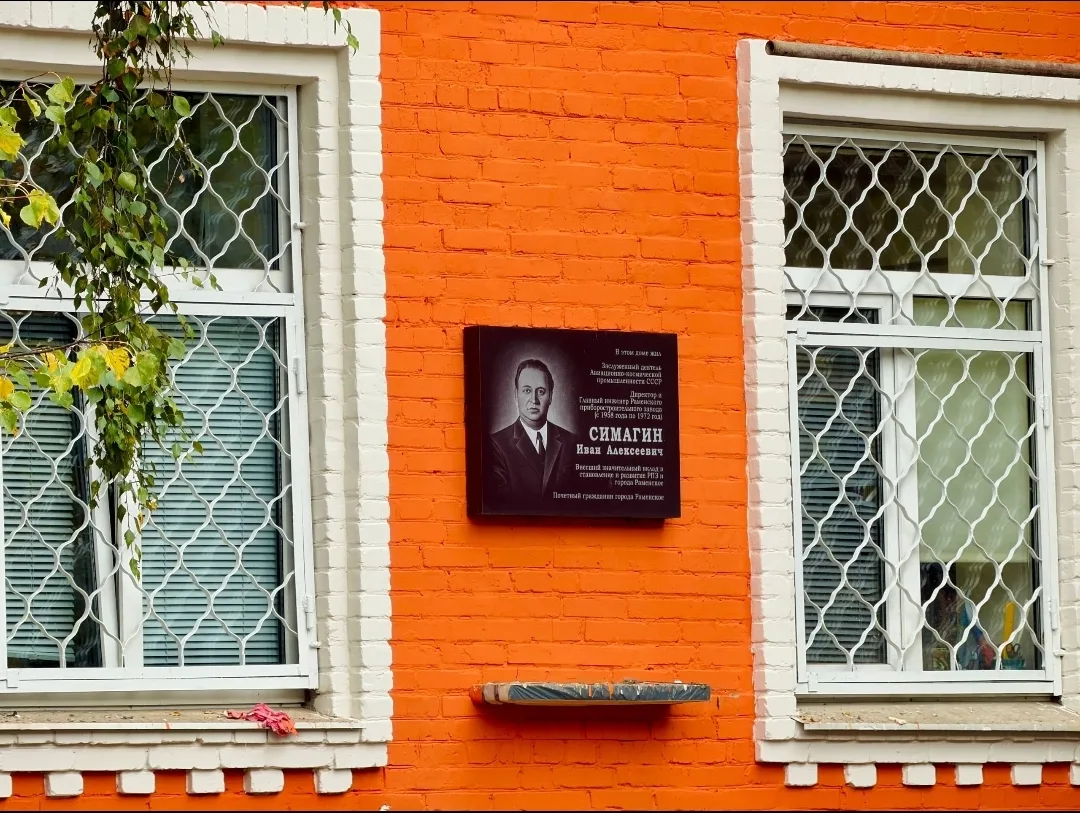 Вам нравится оформление фасада нашего исторического здания? 🧡