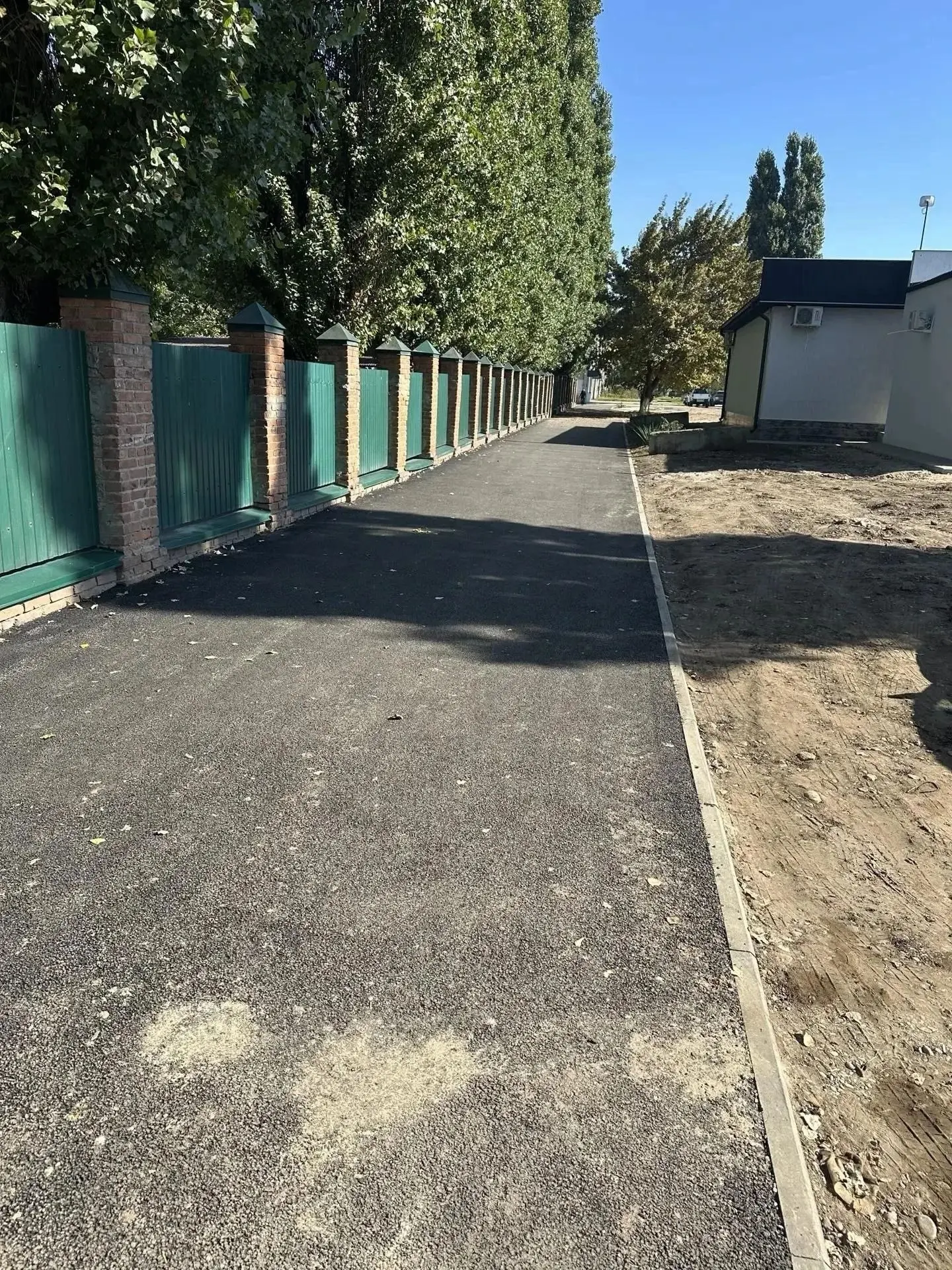 🚧 В Кропоткине завершили устройство тротуара вдоль детского сада № 2 по улице Комсомол...