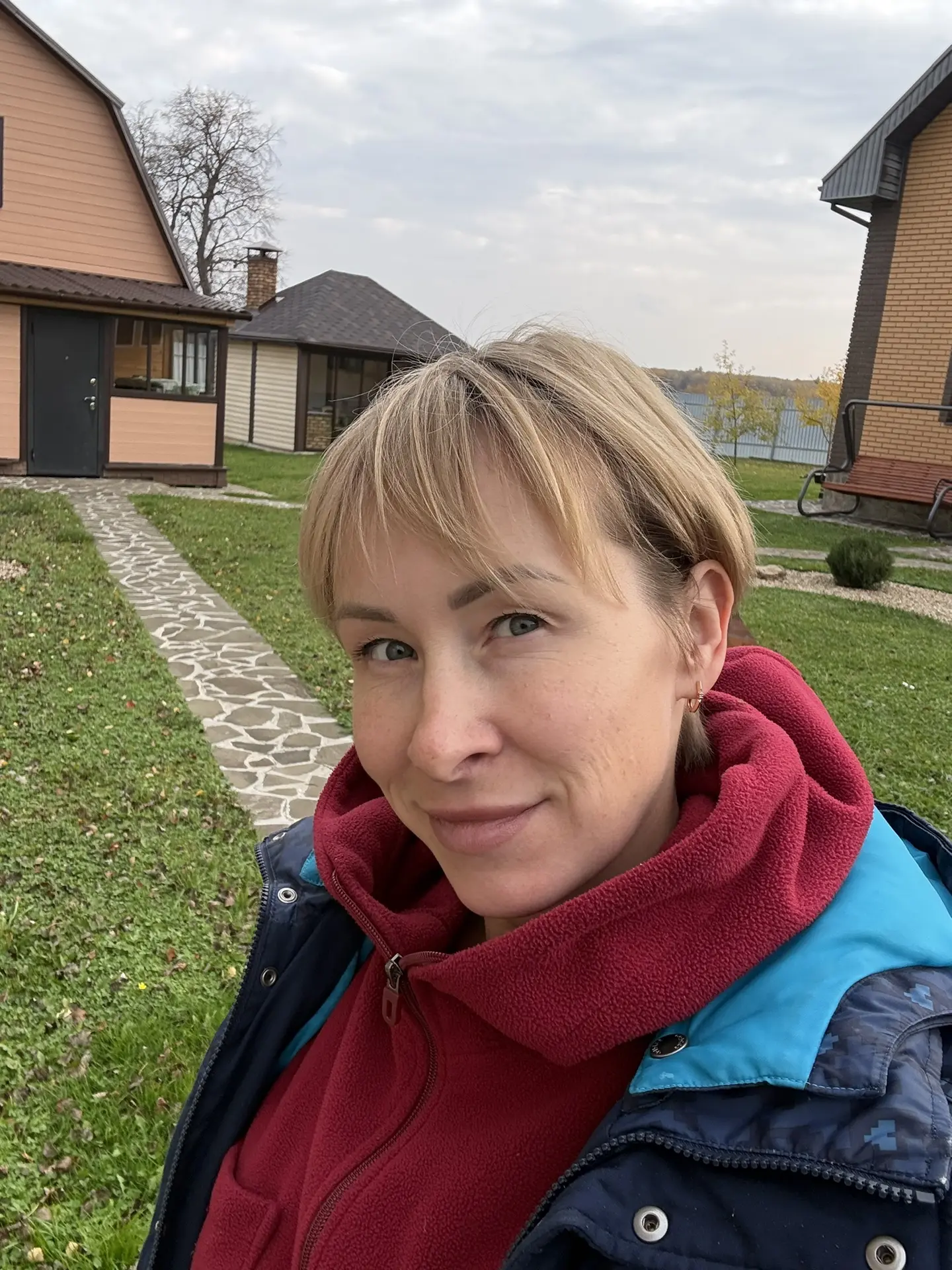 Пойду я погуляю, погода на улице супер, оказывается, а я думала холодно