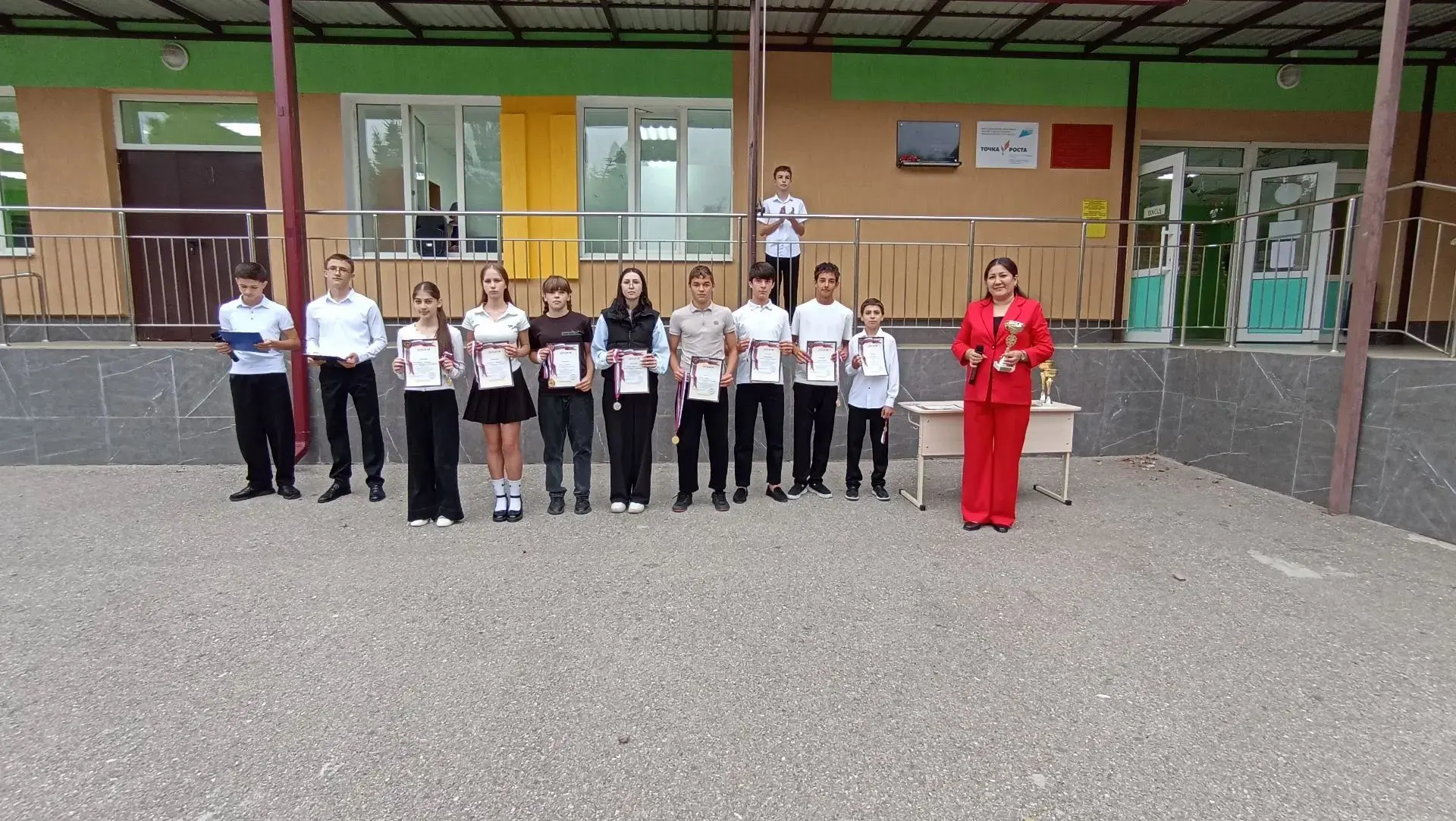 🎉 Поздравляем команду нашей школы с блестящими результатами на спортивных соревнования...