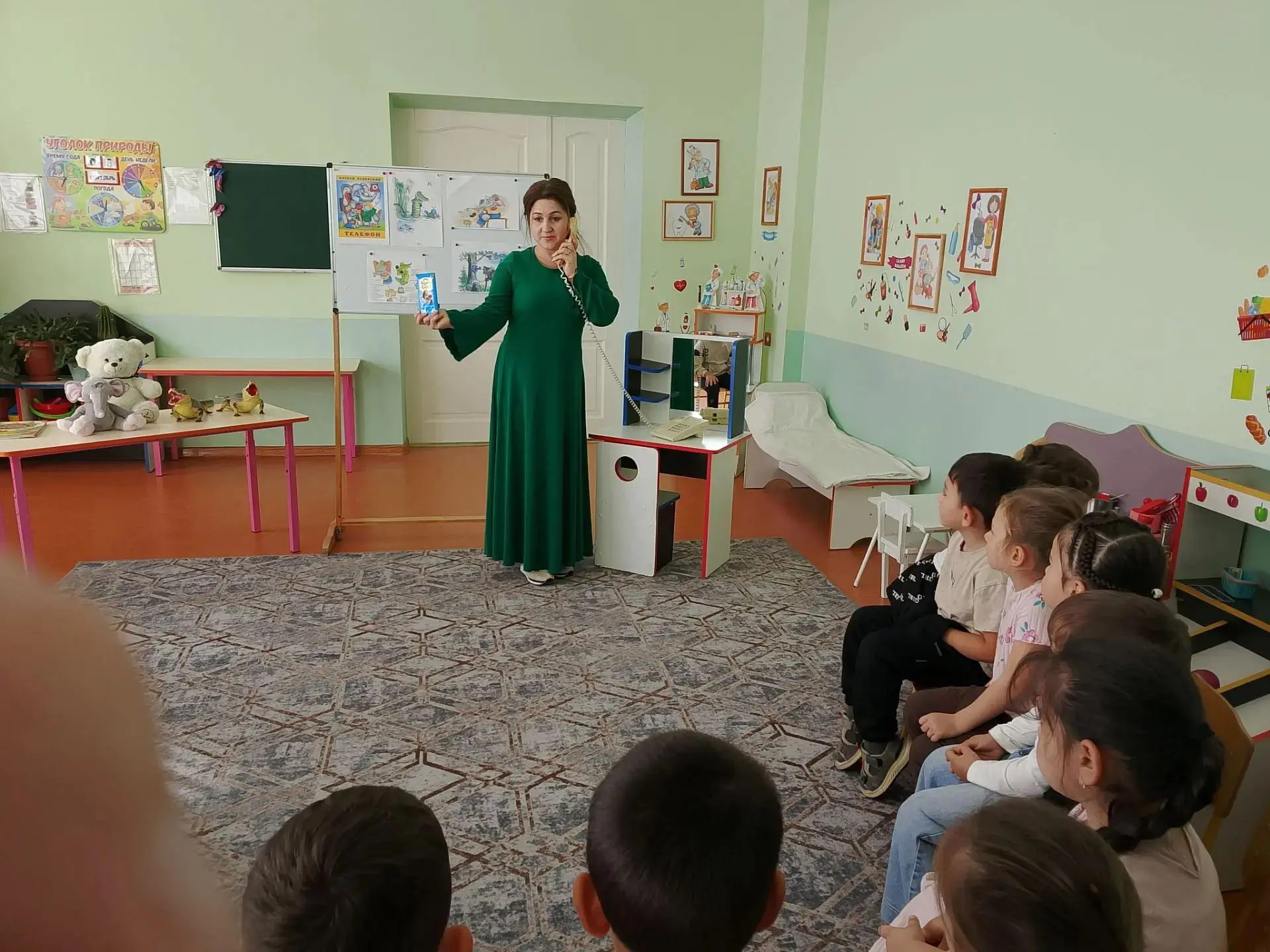 Развитие речи в средней группе . Тема: «Чтение сказки К. Чуковского «Телефон».