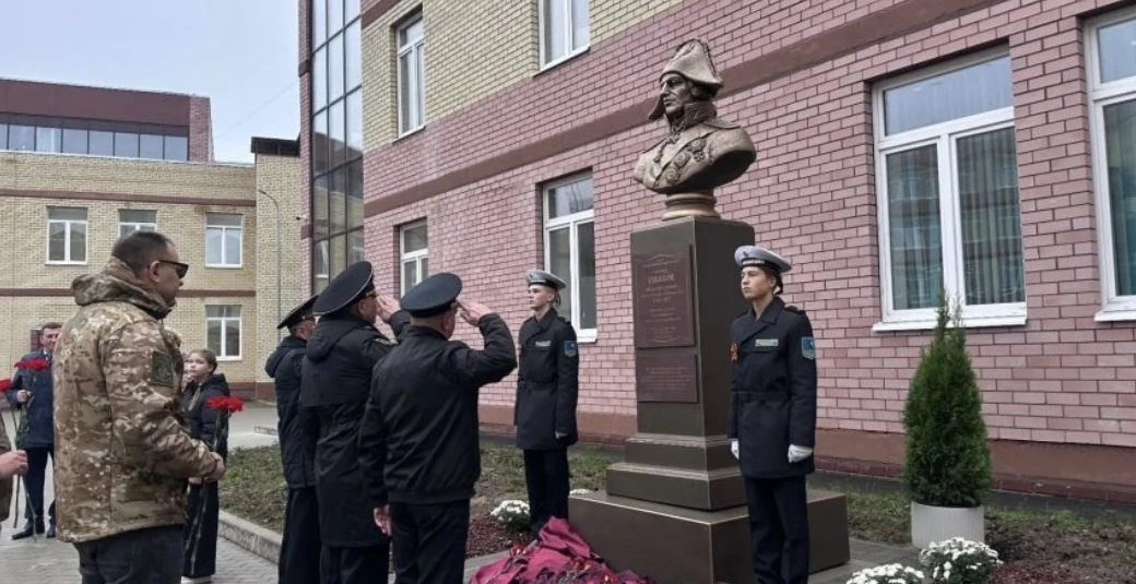 ЯРОСЛАВЛЬ УВЕКОВЕЧИЛ ПАМЯТЬ АДМИРАЛА УШАКОВА: БЮСТ И 10-ЭТАЖНЫЙ МУРАЛ ⚓️🏛️