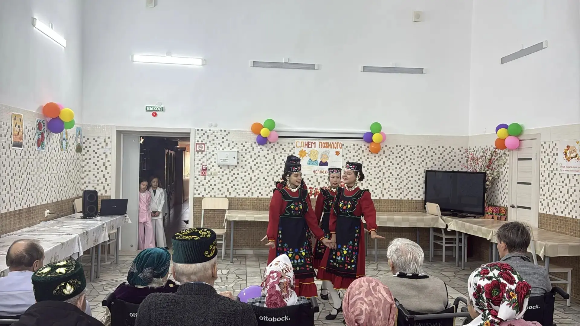 Мероприятия в честь Декады пожилых людей продолжаются! Ученики школы «Адымнар-Казань» п...
