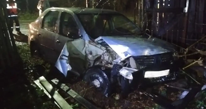 В Заозерье Renault снес столб и влетел в забор. Авария произошла вечером 9 октября на у...