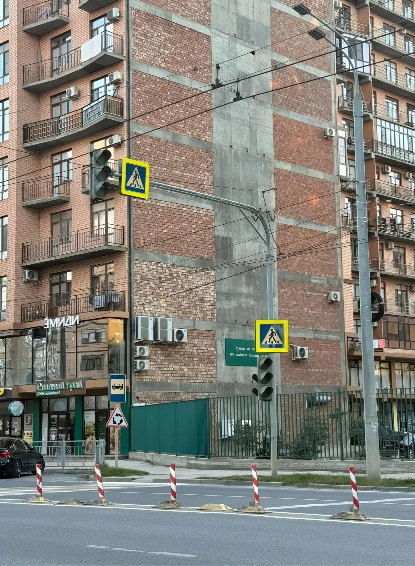 От подписчицы: Почти на всём протяжении проспекта Акулиничева уже около недели не работ...