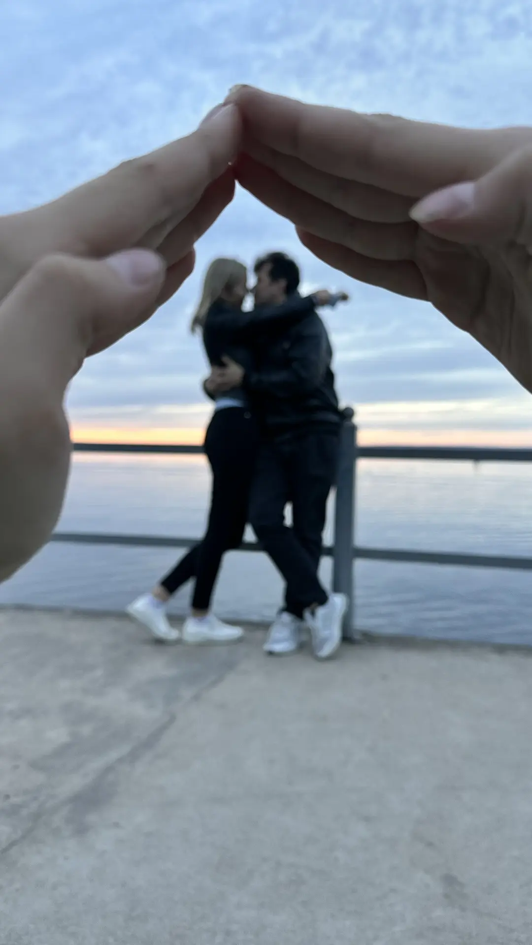 Когда хочешь красивую фоточку, но у тебя подрастающий талантливый фотограф не дремлет😅❤️
