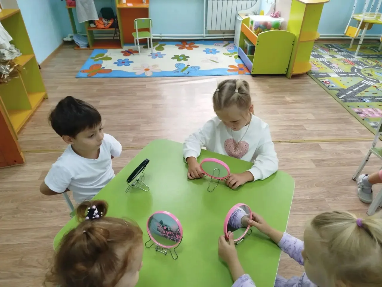 Занятие в детском саду с зеркалами.