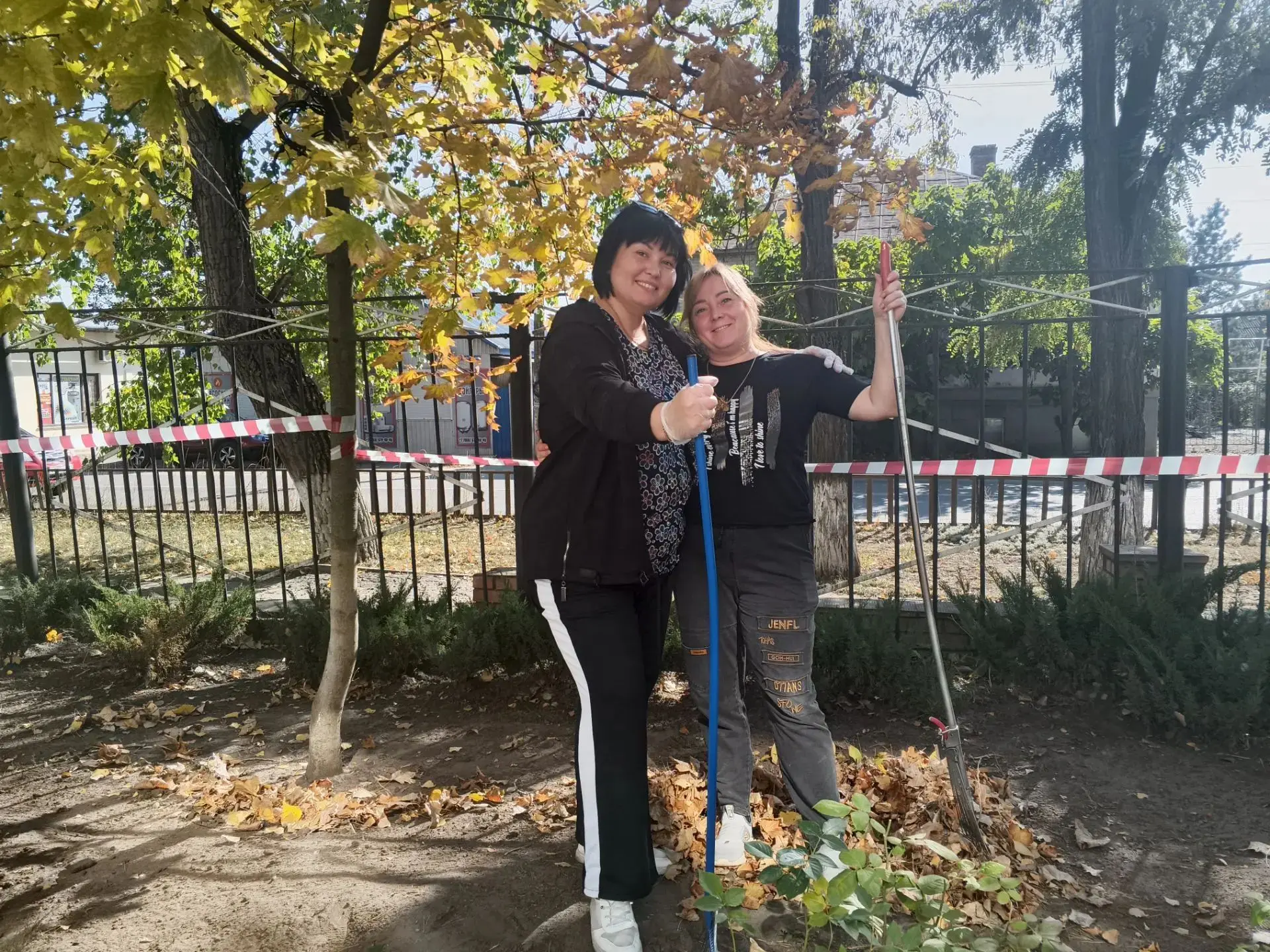 🌿 Сегодня в нашей школе прошёл Эко-день! 🌍💚Сотрудники школы дружно вышли на уборку т...