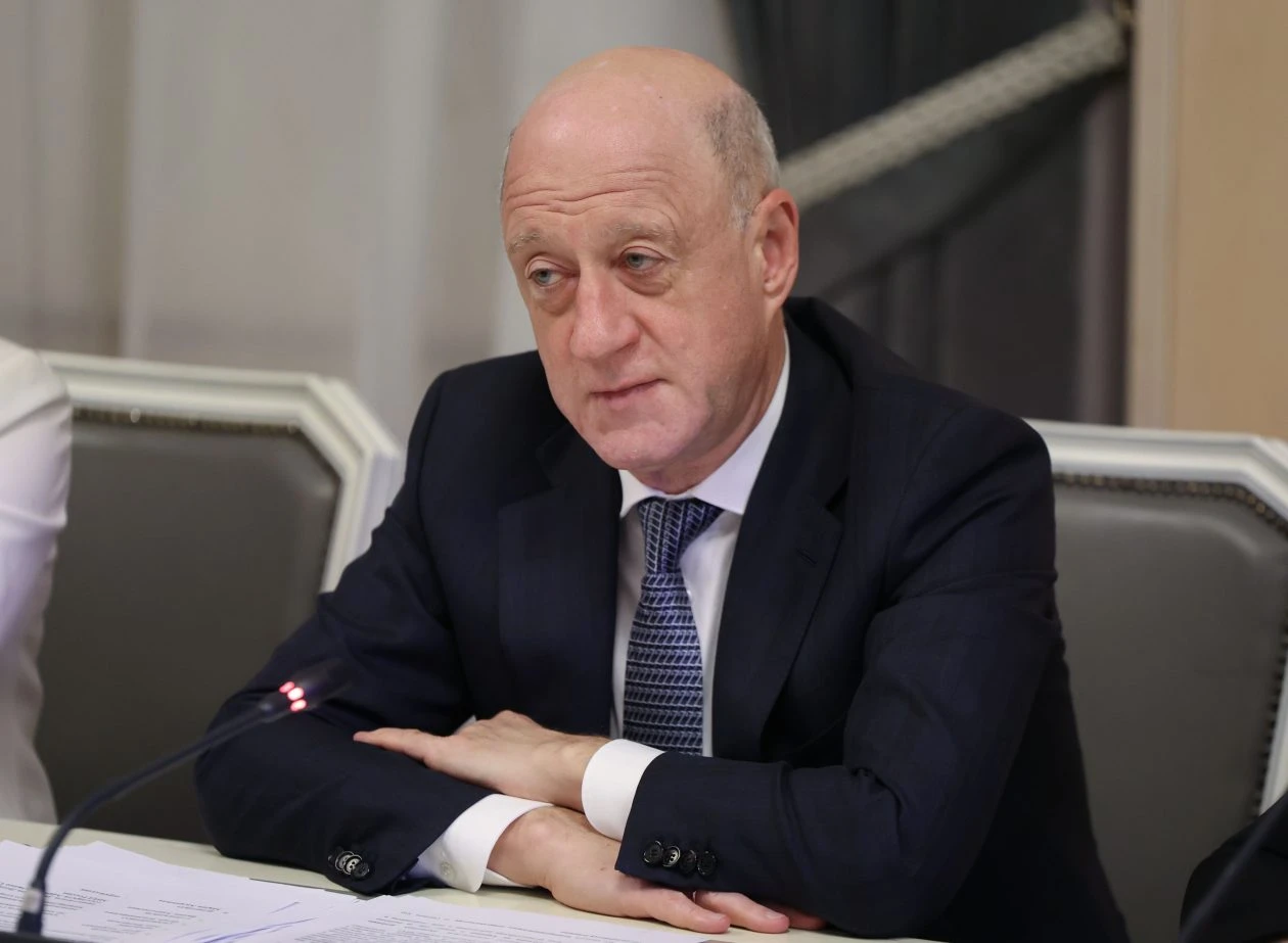 Мы продолжаем вести боевые действия, развиваем собственную экономику, еще и помогаем Ам...