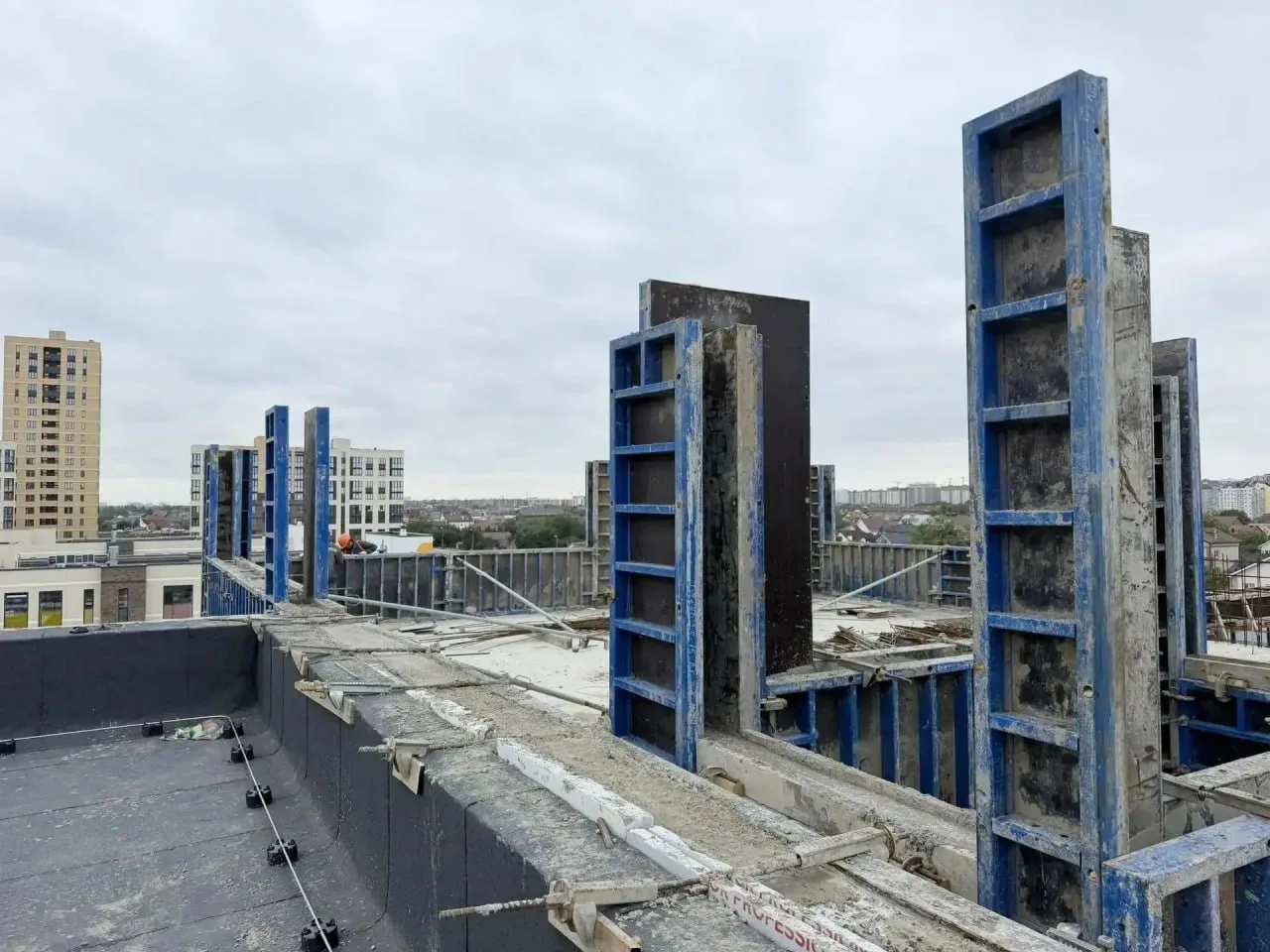 Продолжают выкладывать кирпичные стены новой школы на 1550 мест в жилом комплексе на За...