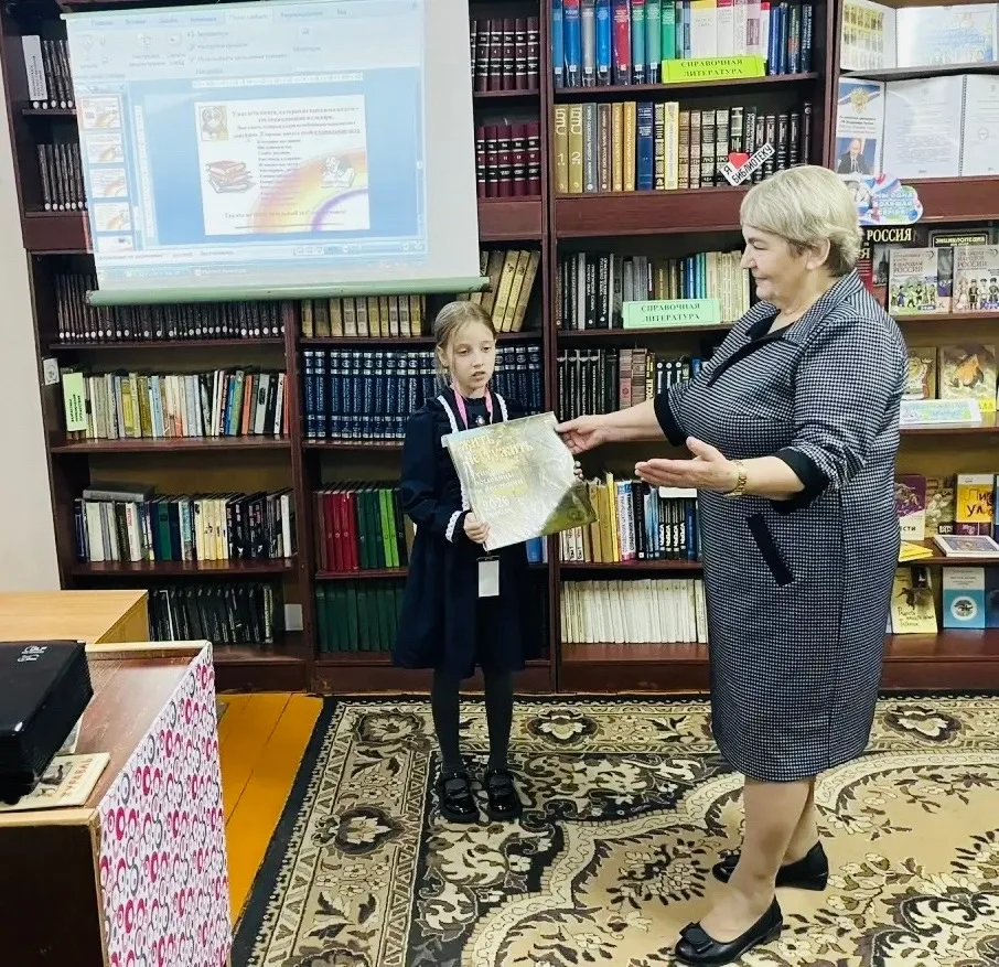 Учащиеся первых классов посетили школьную библиотеку. Во время экскурсии первоклассники...