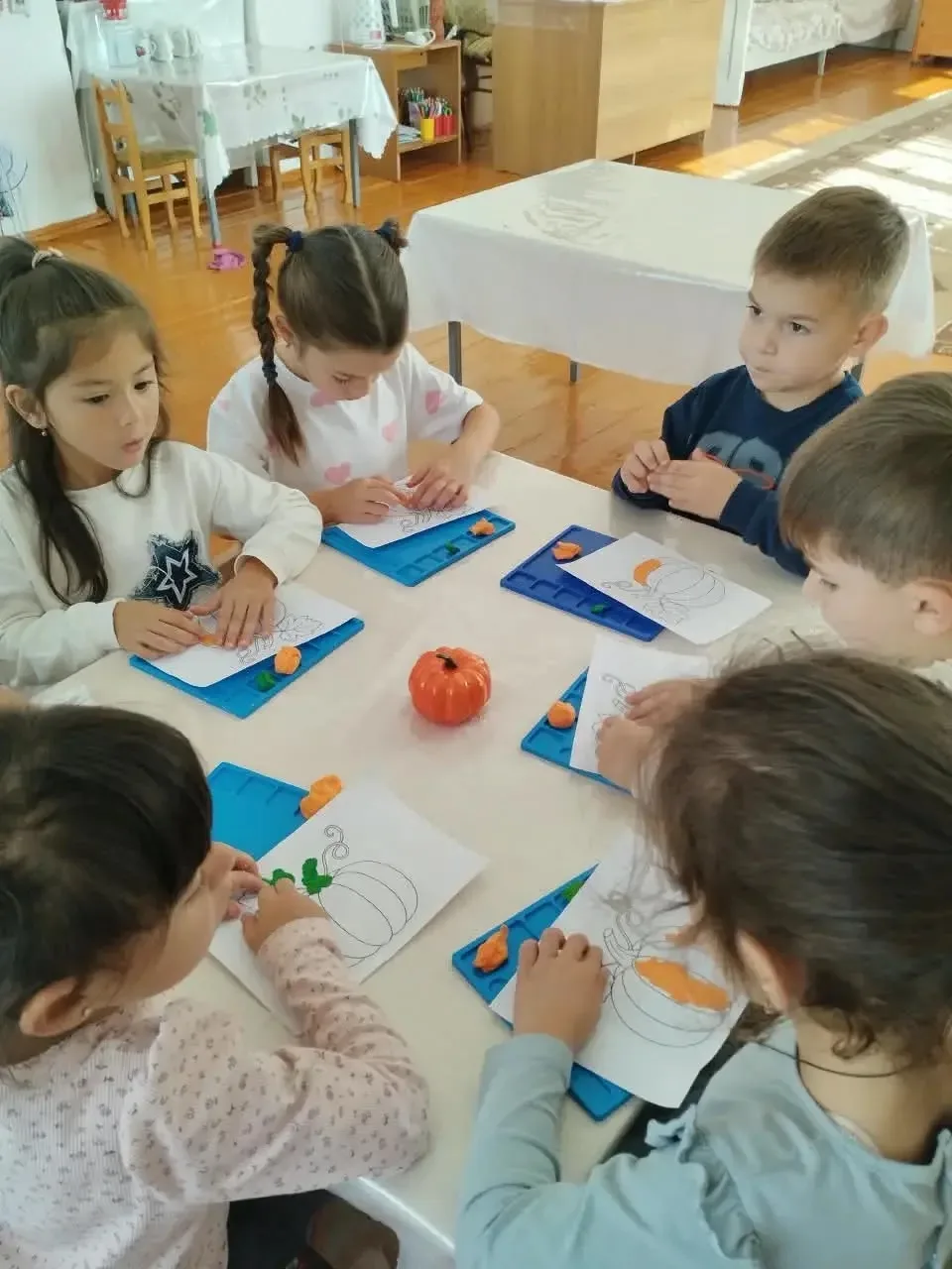 🍁 Продолжаем погружаться в осеннее настроение. Сегодня дети узнали, что пластилином мо...