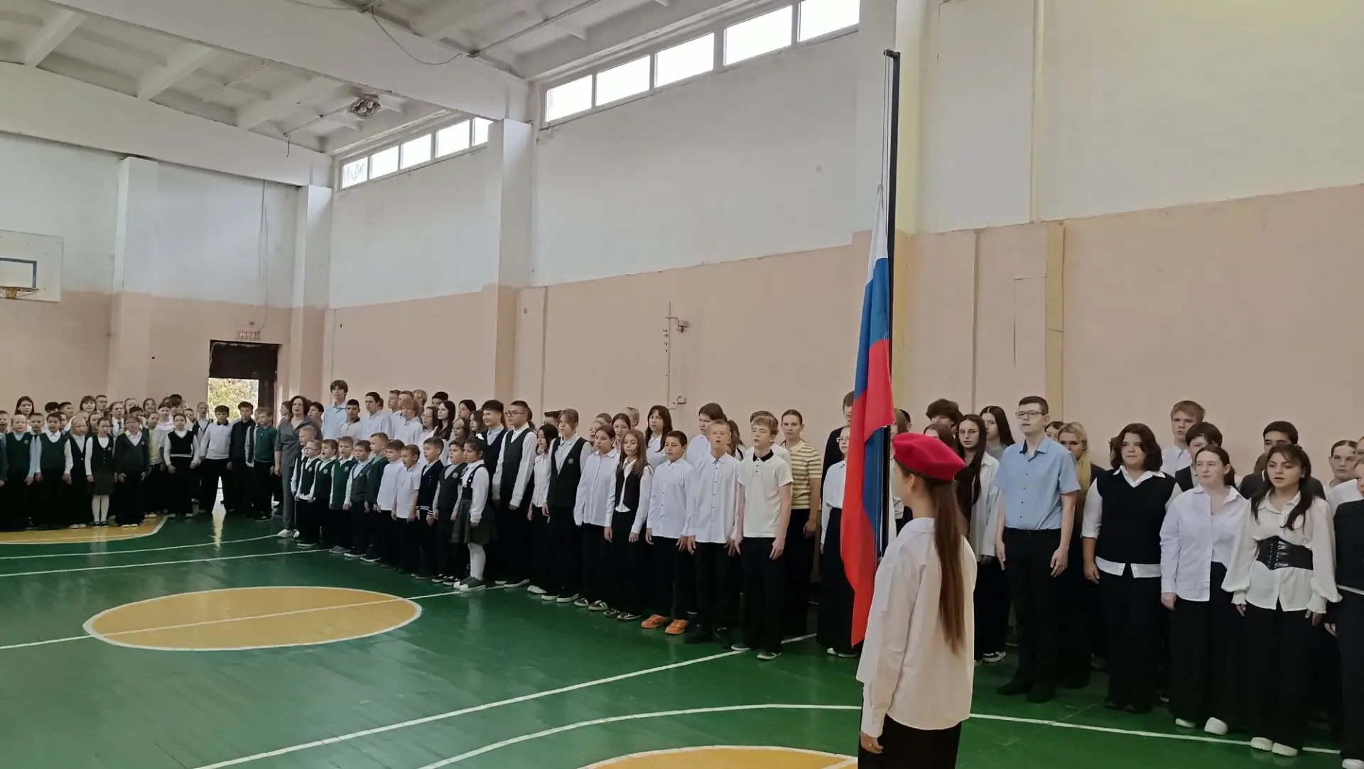 Сегодняшний понедельник начался с торжественной линейки: поднятие флага 🇷🇺 и исполнен...