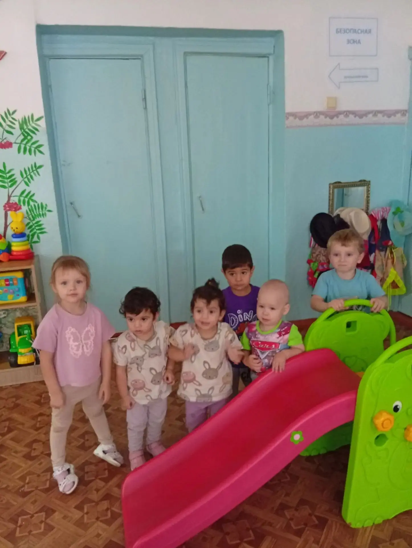 Сегодня в нашей младшей группе было настоящее маленькое приключение! Пока на улице дожд...