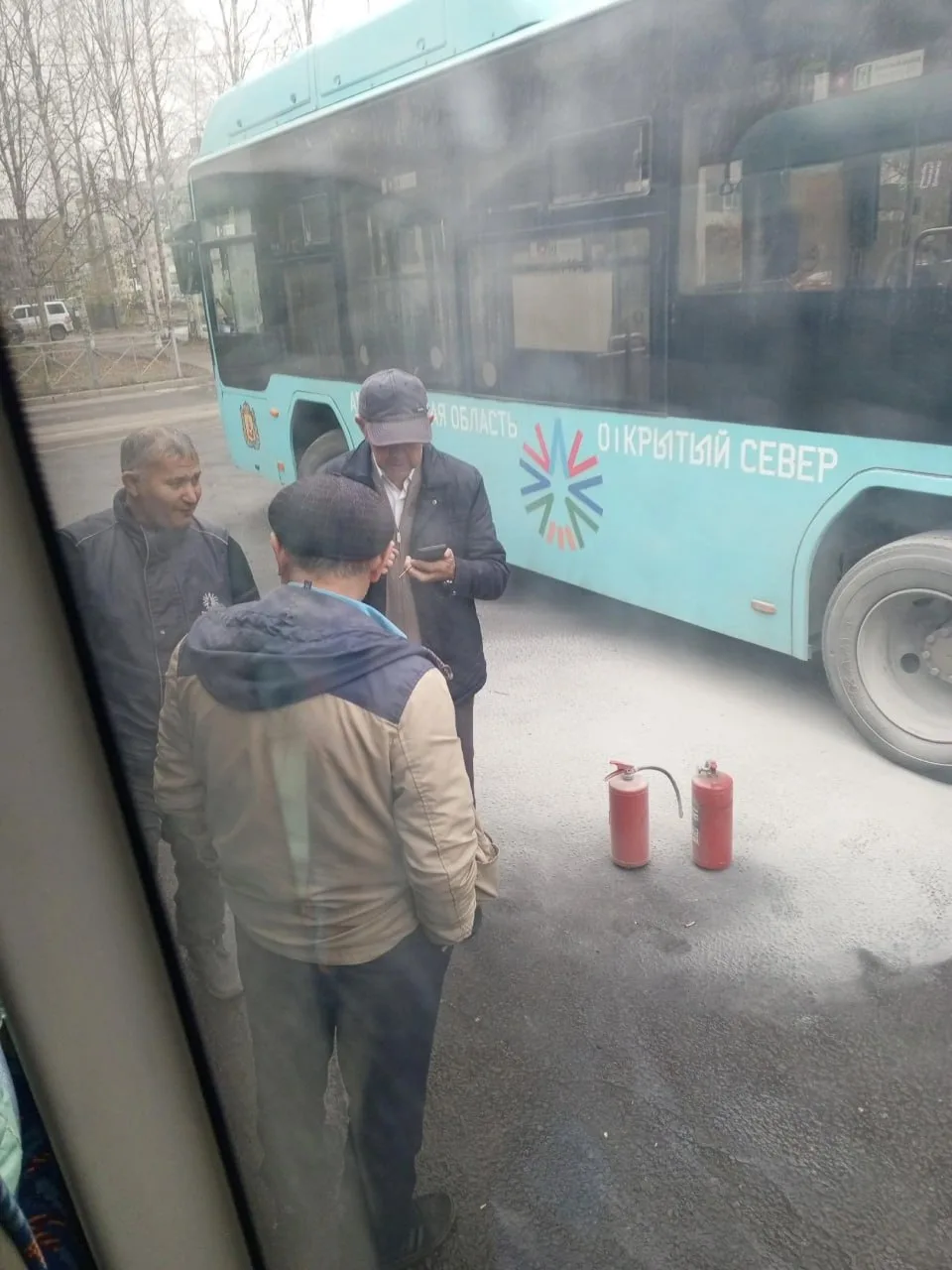 В Архангельске на Сульфате загорелся автобус Рико. Огонь вспыхнул в районе левого колеса.