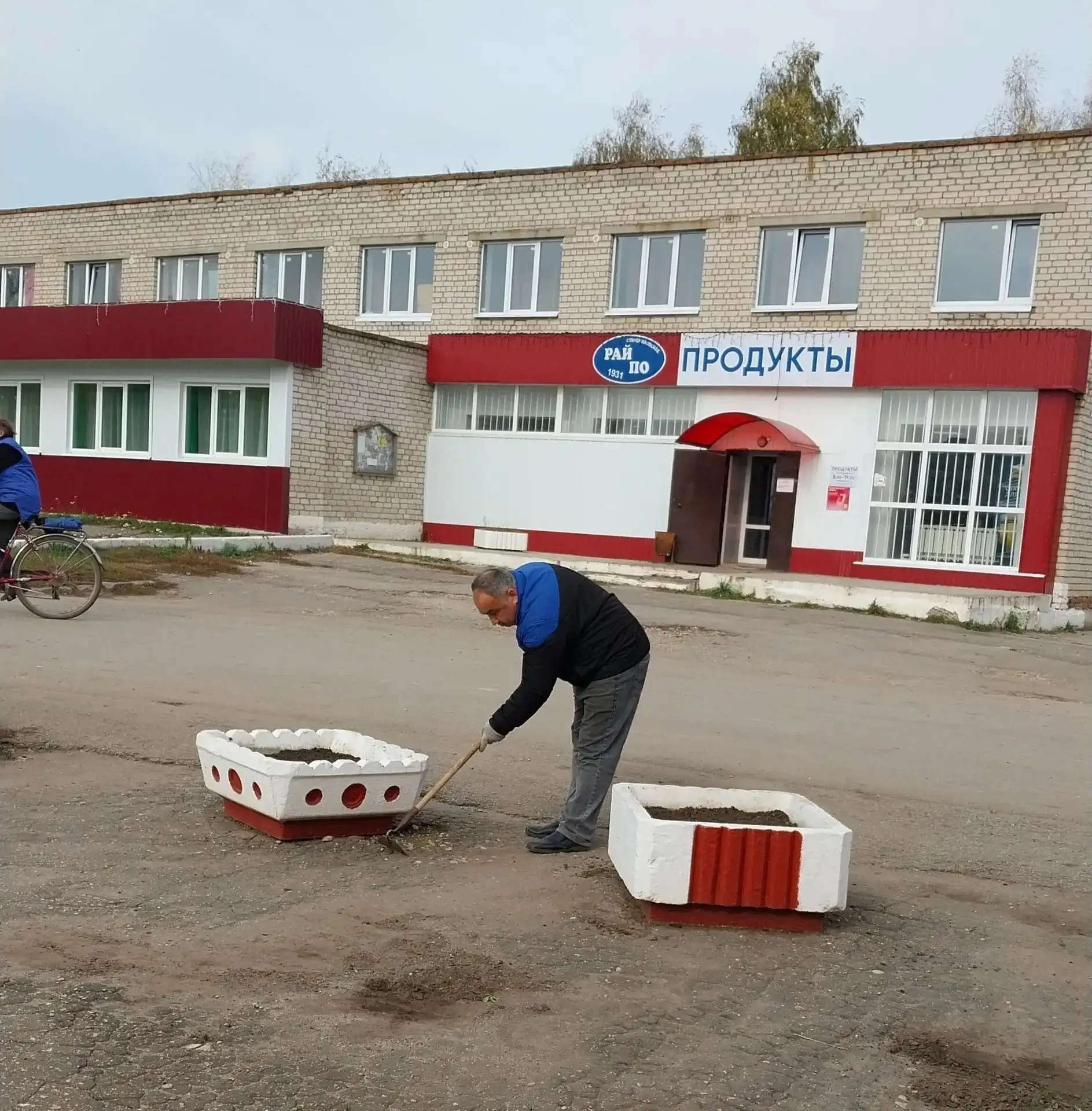 Коллектив Шелковского СДК — дружная и сплочённая команда — провел уборку прилегающей те...