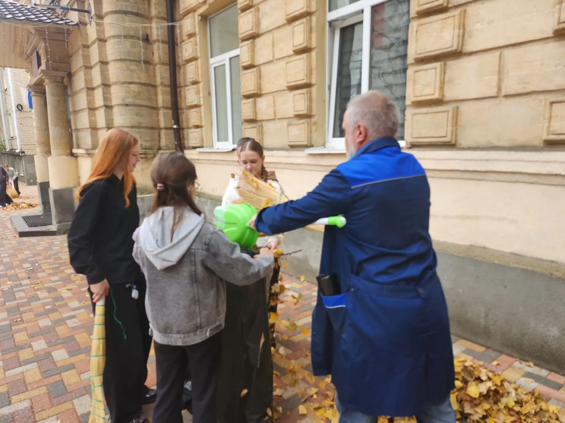 🍁 Золотой октябрь в самом разгаре, а ученики 7А и 6Е классов вместе с учителями технол...