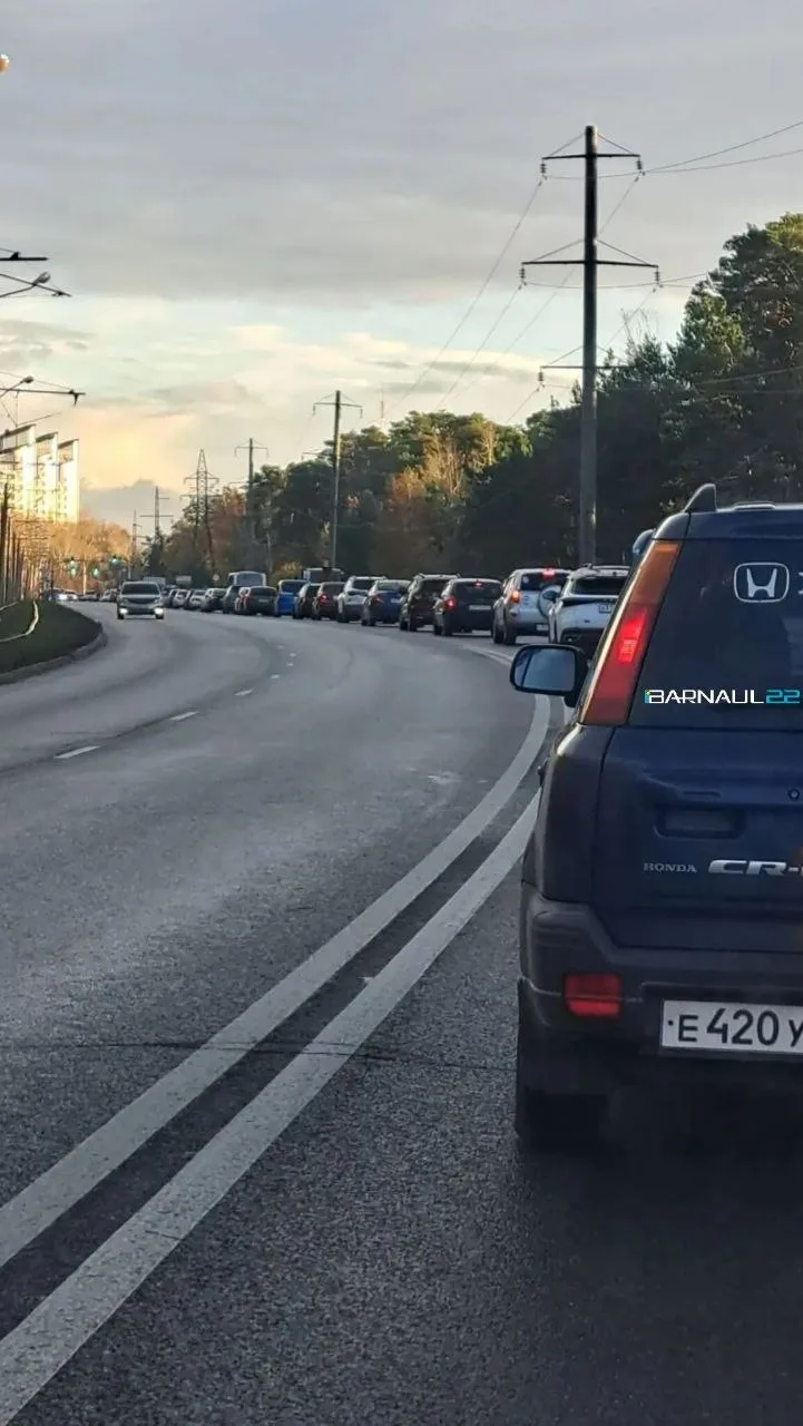 Умные светофоры на Змеиногорском тракте стали причиной пробок. После установки камеры и...