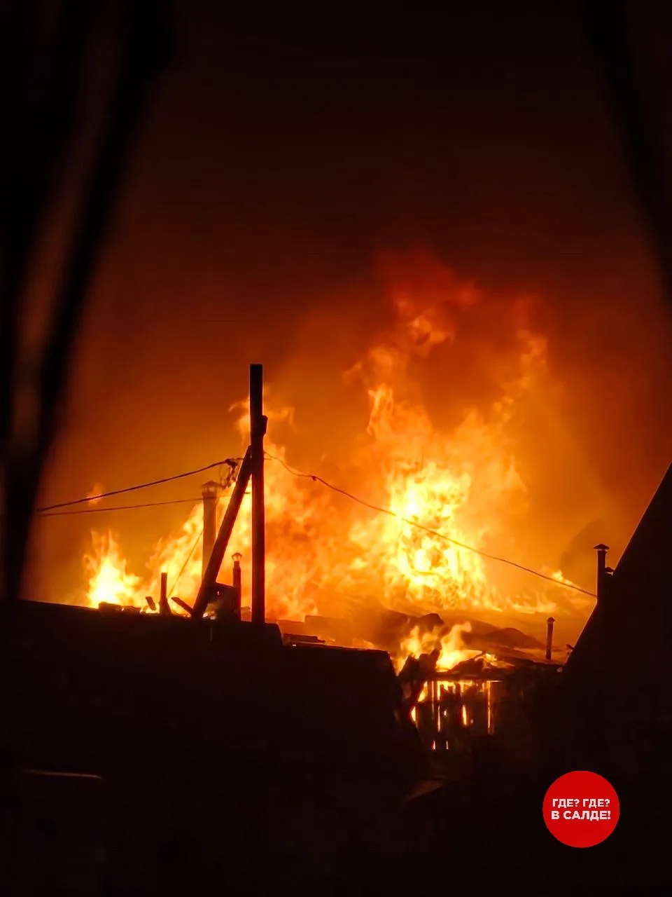 🚒МЧС сообщает, что пожар начался с бани и перешел на жилой дом.