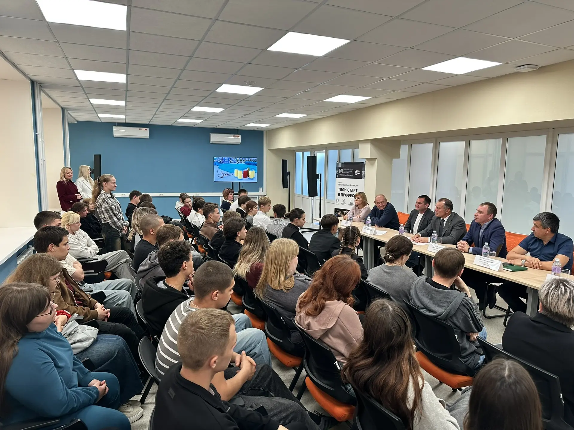 🎓 От школьной парты до первого рабочего места – этот путь должен быть понятным и досту...