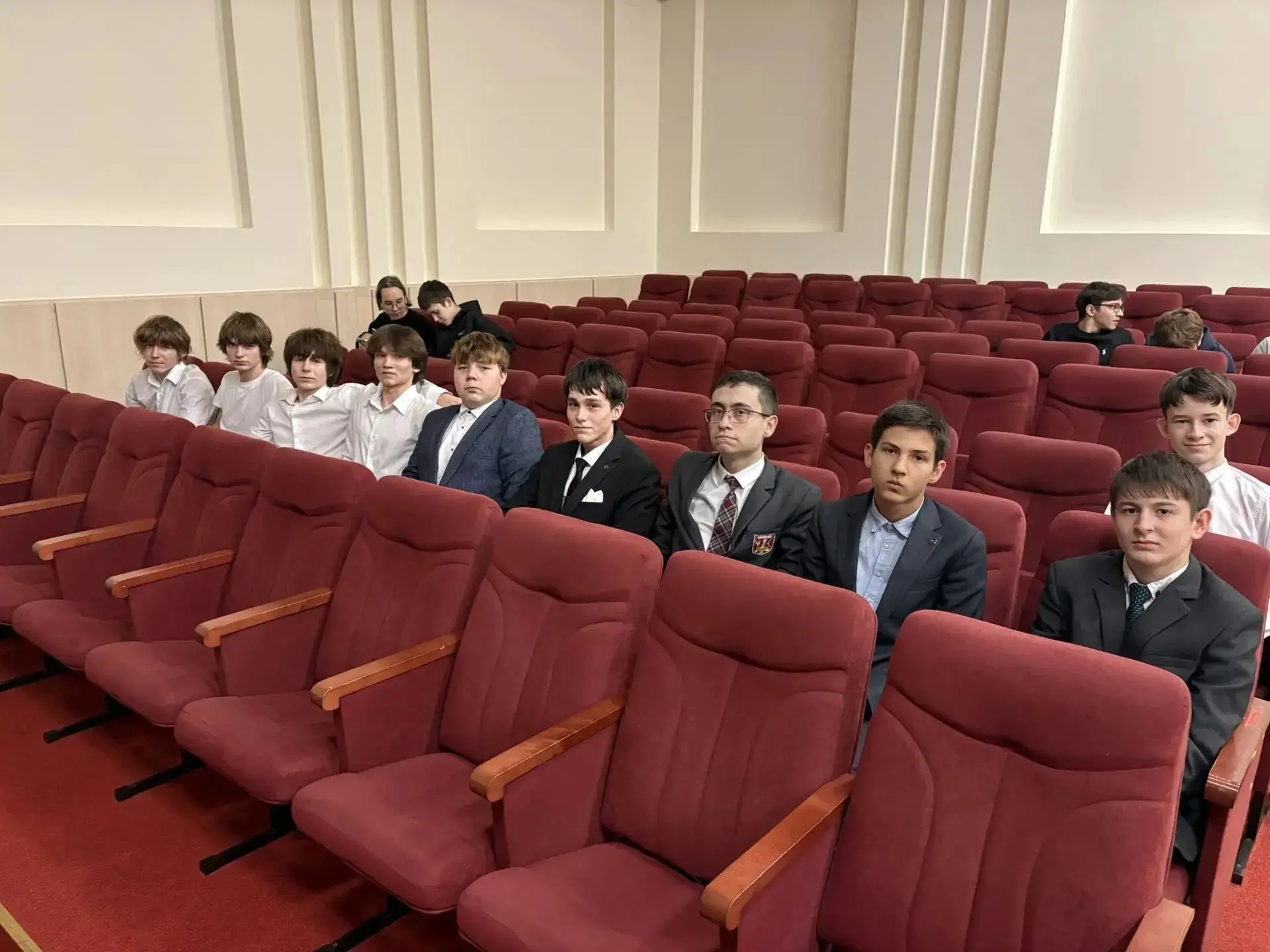 **Встреча с будущим: старшеклассники Татарстана пообщались с танкистами**