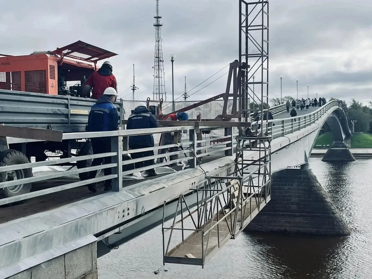 ❌ Ремонт перил Пешеходного моста в Великом Новгороде приостановили из-за старой краски.