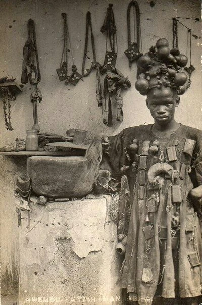 1.Шаман-лекарь со своими "препаратами". Гана, 1899 год.