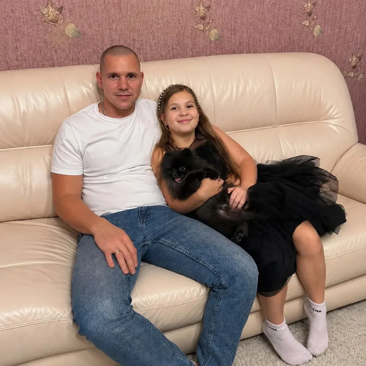 Мой папа — супергерой, потому что он защищает нас с мамой и выполняет все мои желания! ...