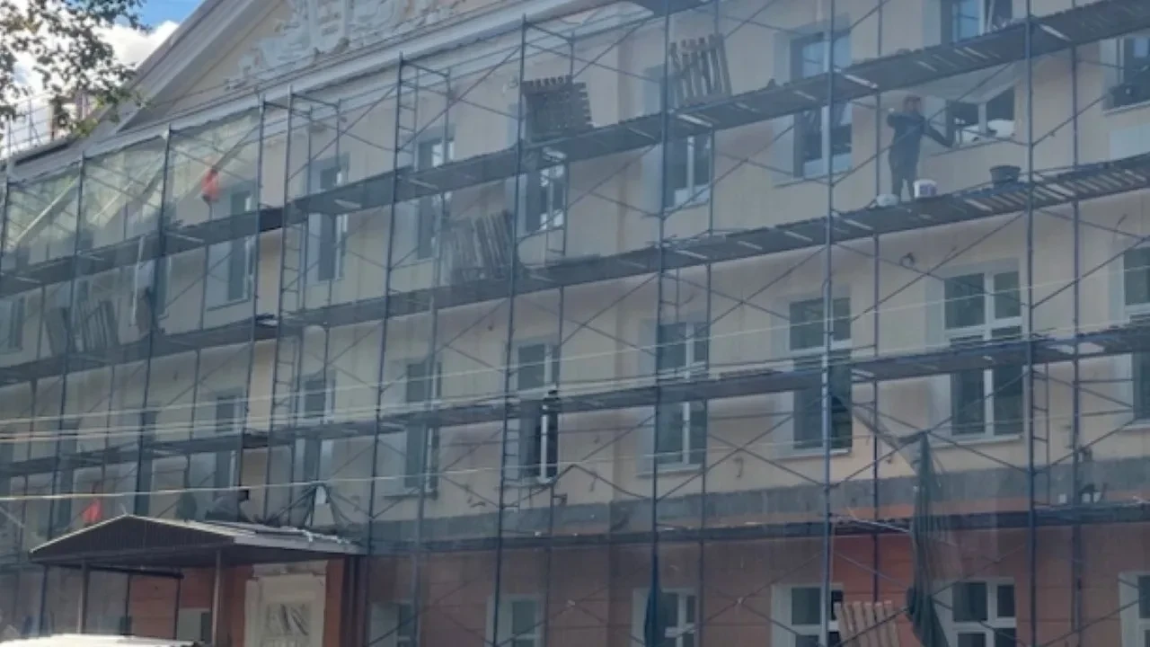 В Мурманске подрядчика оштрафовали за опасные нарушения при ремонте гимназии №5 на улиц...