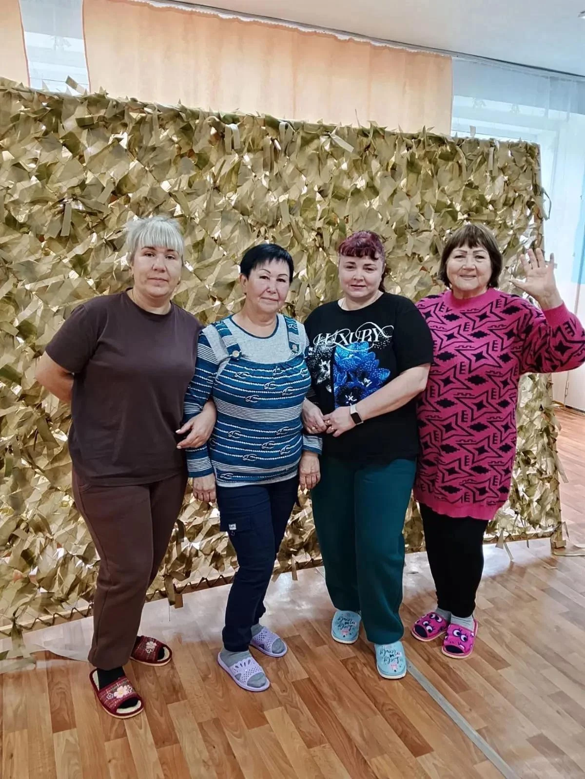Труженицы цеха в п. Рудный волонтёрской группы «Держим строй в тылу» сплели 50-ю юбилей...