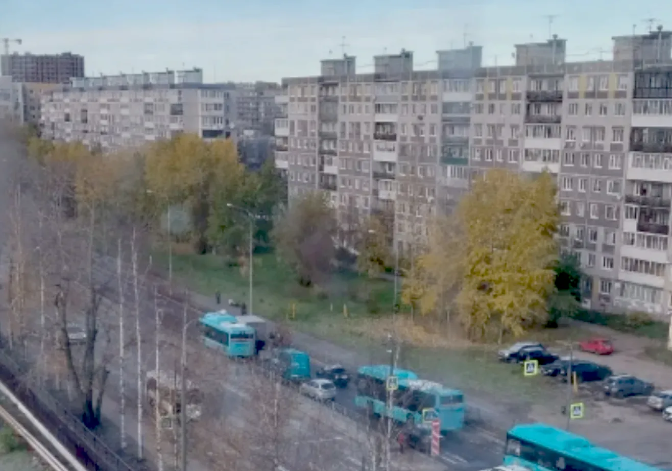 На Ленинградском проспекте в районе дома номер 23, в сторону города, образовалась пробк...