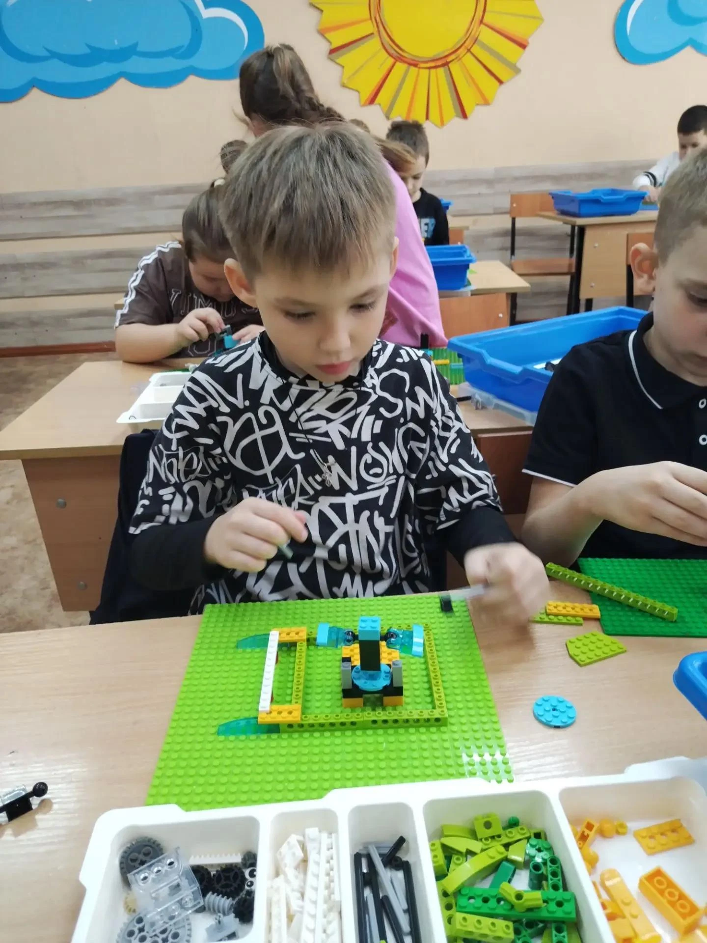 «Первые шаги в мир роботов: как прошло вводное занятие по робототехнике у первоклассников»