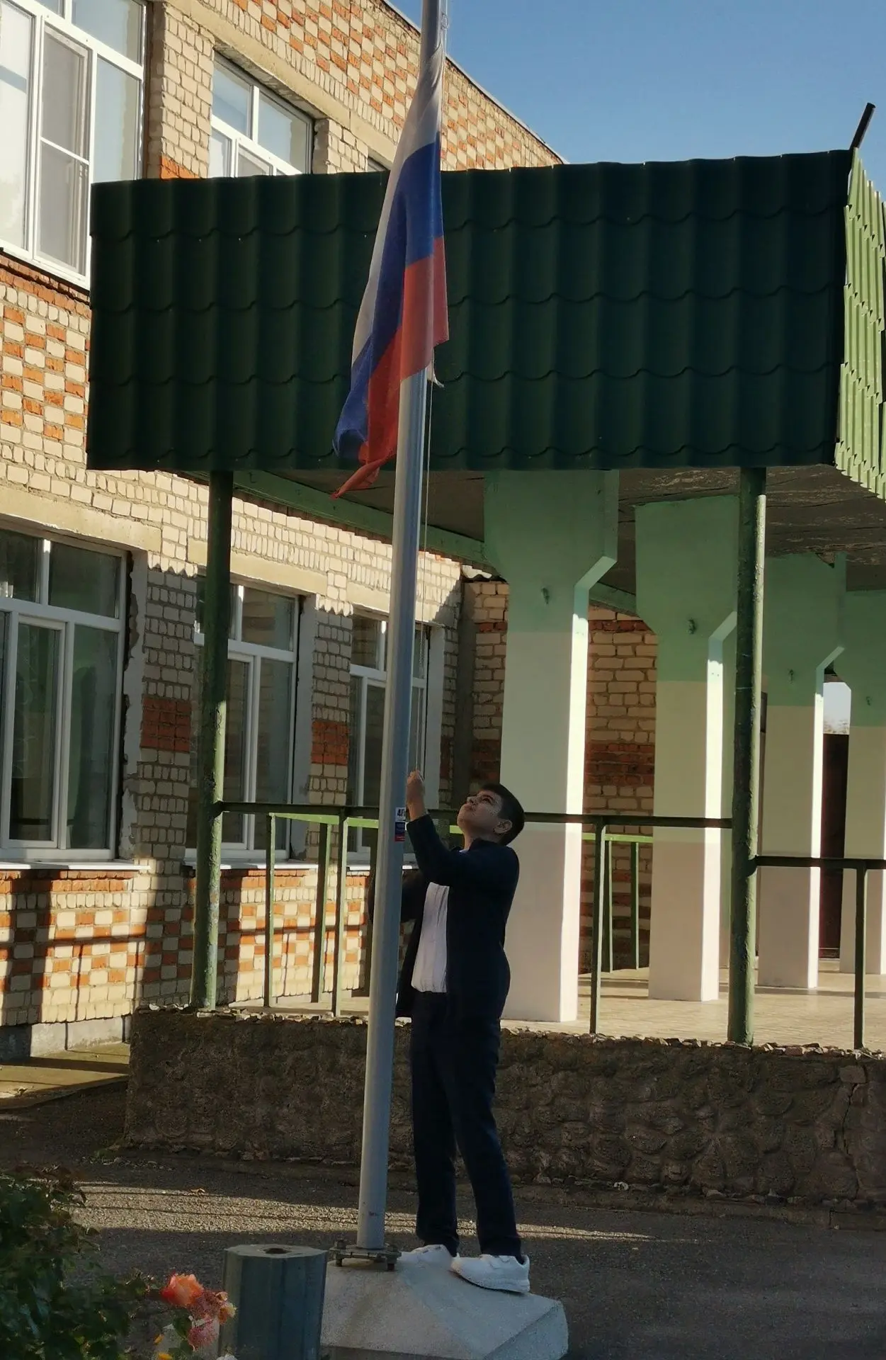 Новая учебная неделя в нашей школе началась с торжественной линейки, церемонии поднятия...