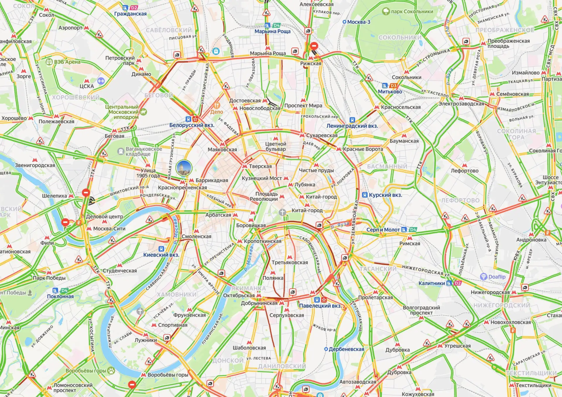 Карта Москвы покрылась красным цветом — столицу сковали пробки в 7 баллов.
