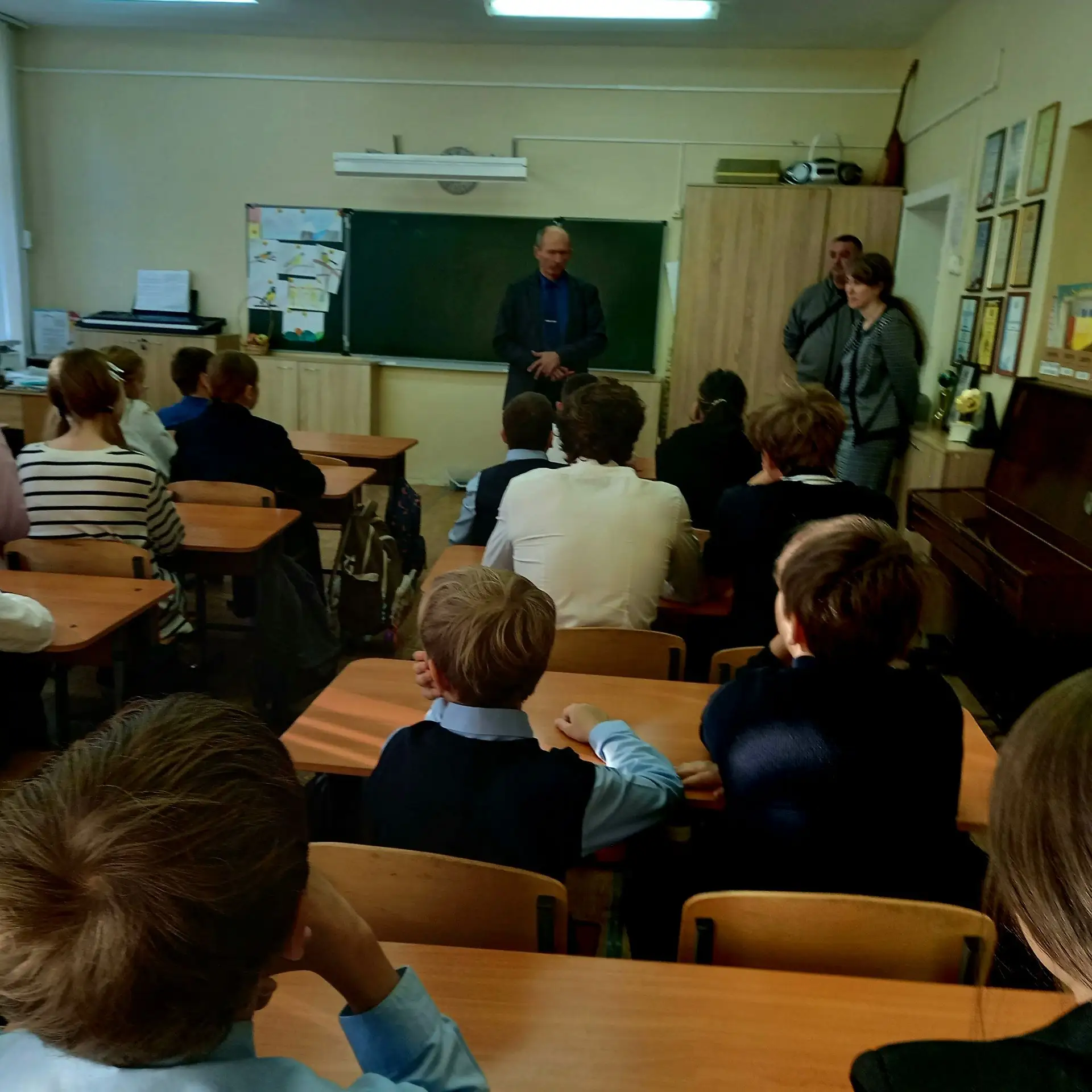 Уже не первый год в школе работает сплоченная команда детей и педагогов. Называется эта...