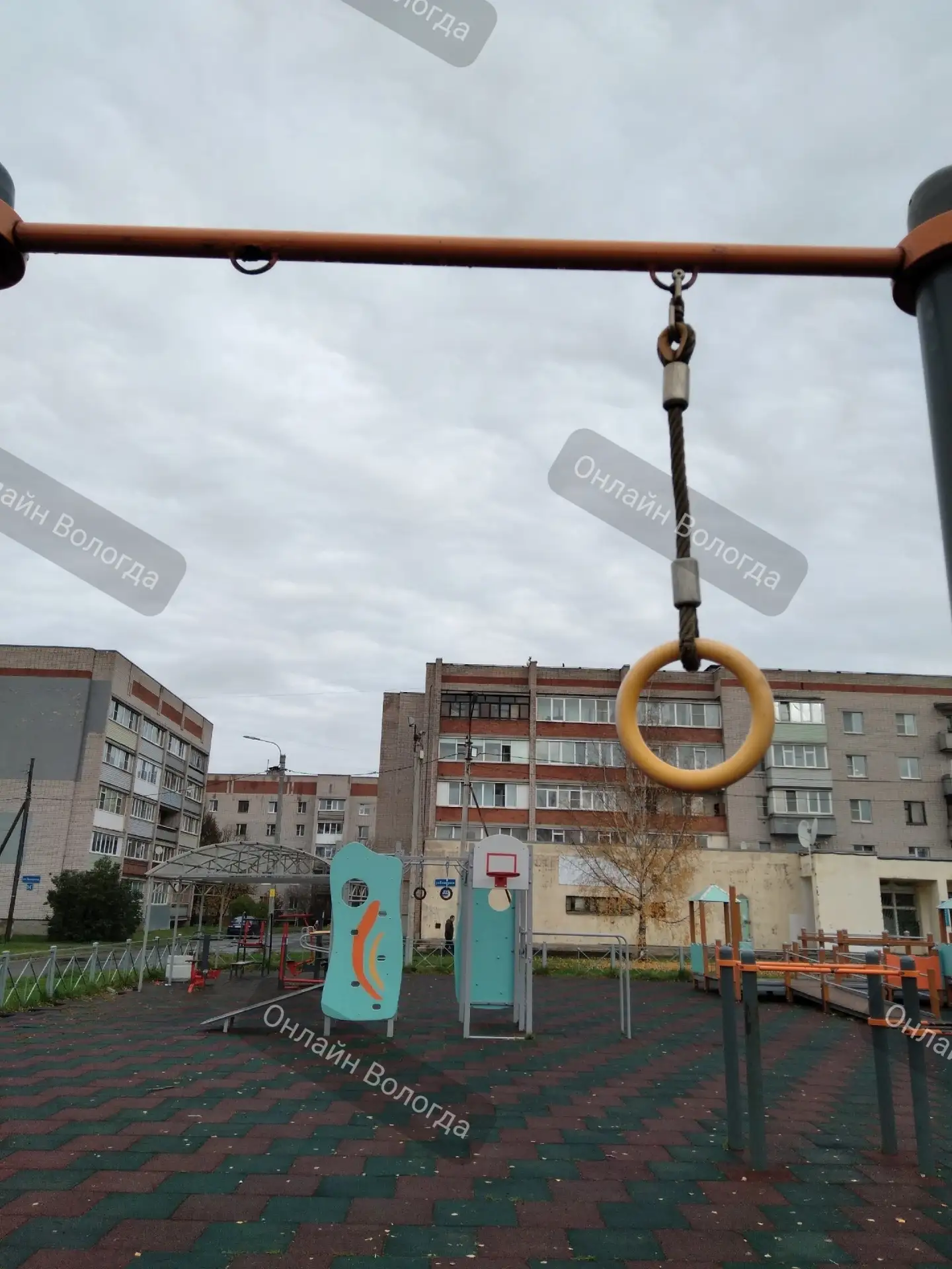 Вот так выглядит местами спортивная площадка на заезде в п. Лоста.