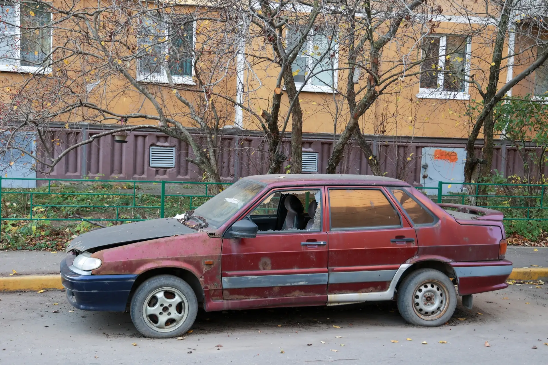 Брошенные и разукомплектованные автомобили убирают с улиц Ленинского района 🚗