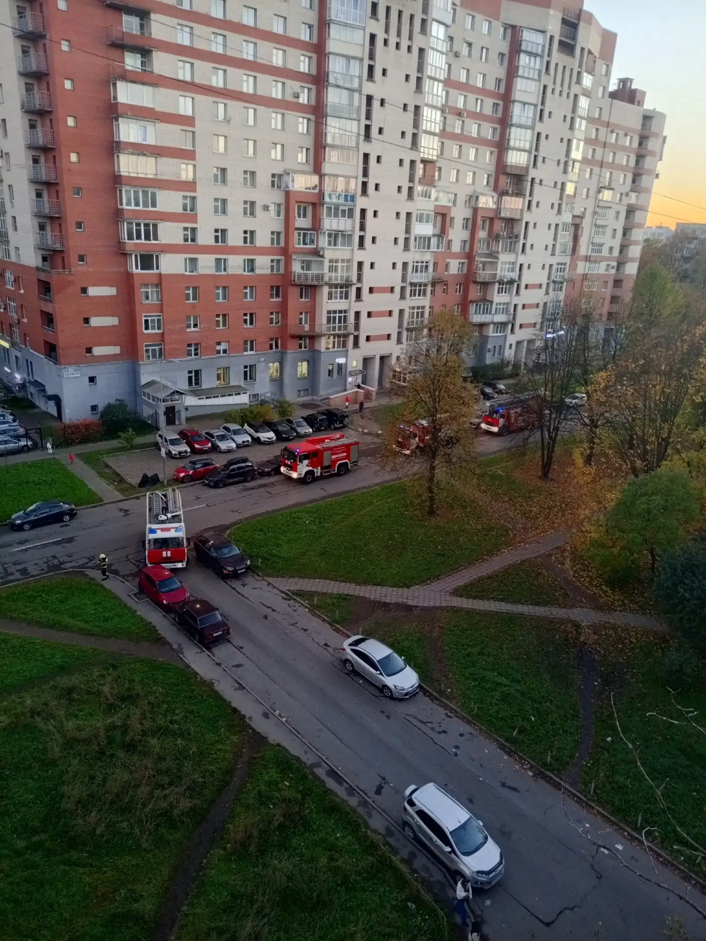 На Шотмана у дома 6 пожарные не могут повернуть во двор из-за припаркованных Вольво и Ш...