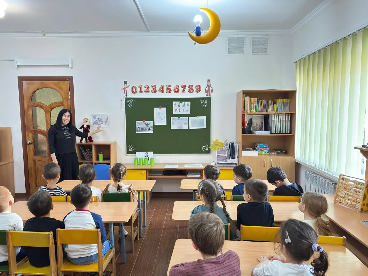 Занятия в 3 средней полилингвальной группе, воспитатель Гульчеева М. С.