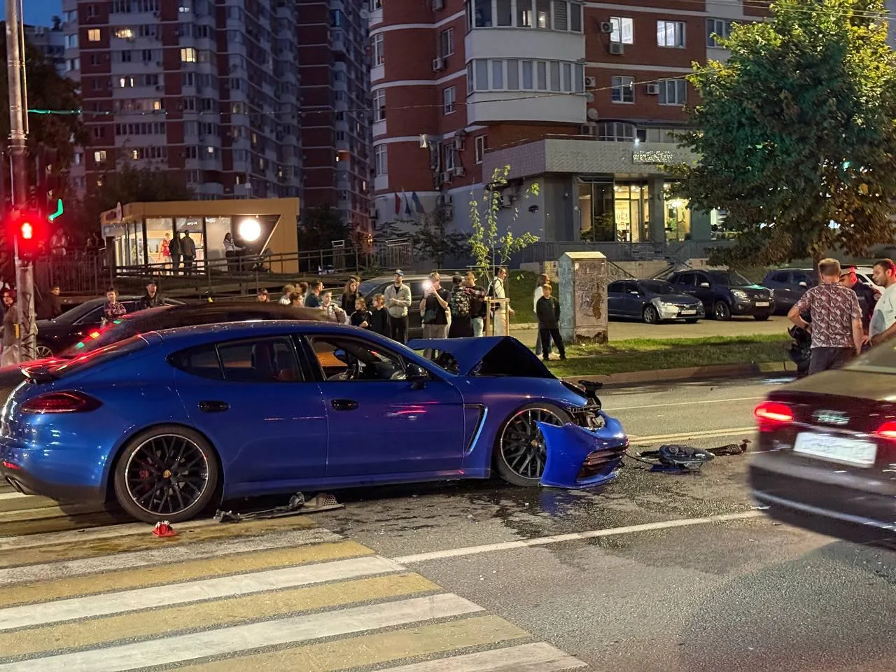 📰 Виновник скрылся. Porsche на большой скорости врезался в Audi на светофоре в Краснод...