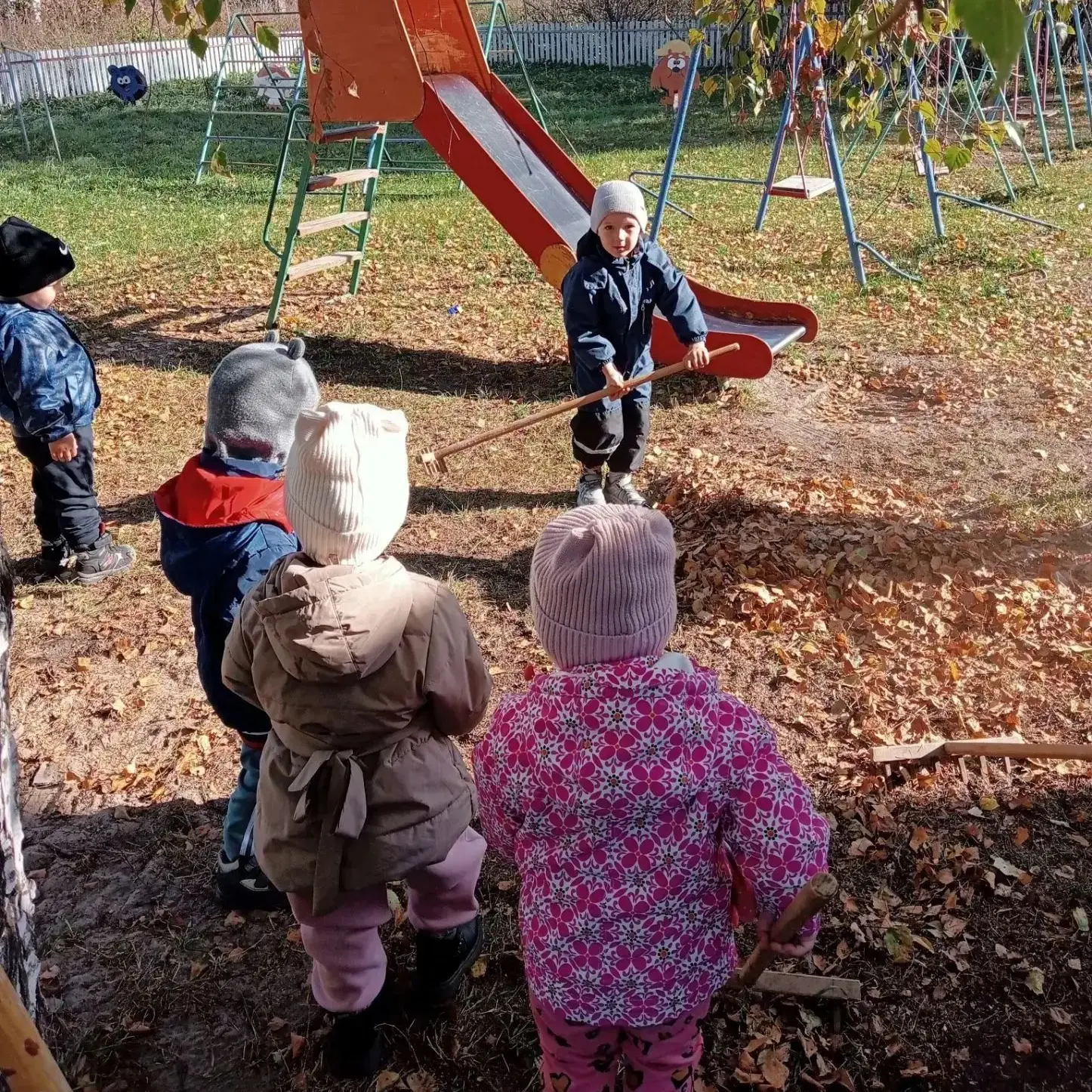 🍂 Сегодня на участке филиала детского сада с. Иванырс прошла акция «Чистый двор». Они ...