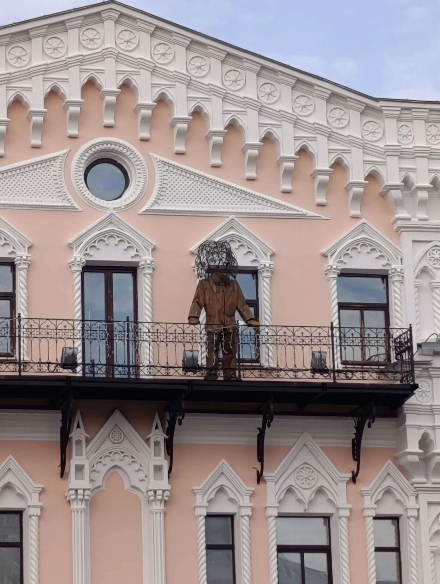 А жизнь летит, и жить охота,