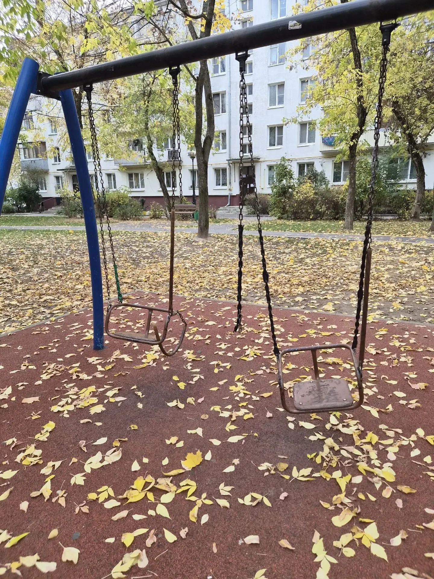 Вот такие качели на детской площадке в Ерино между домами 1 и 2.