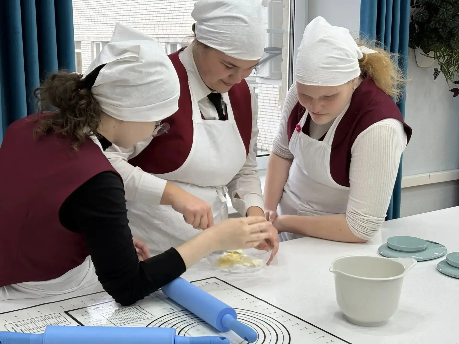 🎂 Сладкий старт в профессию: школьники примерили роль кондитера!