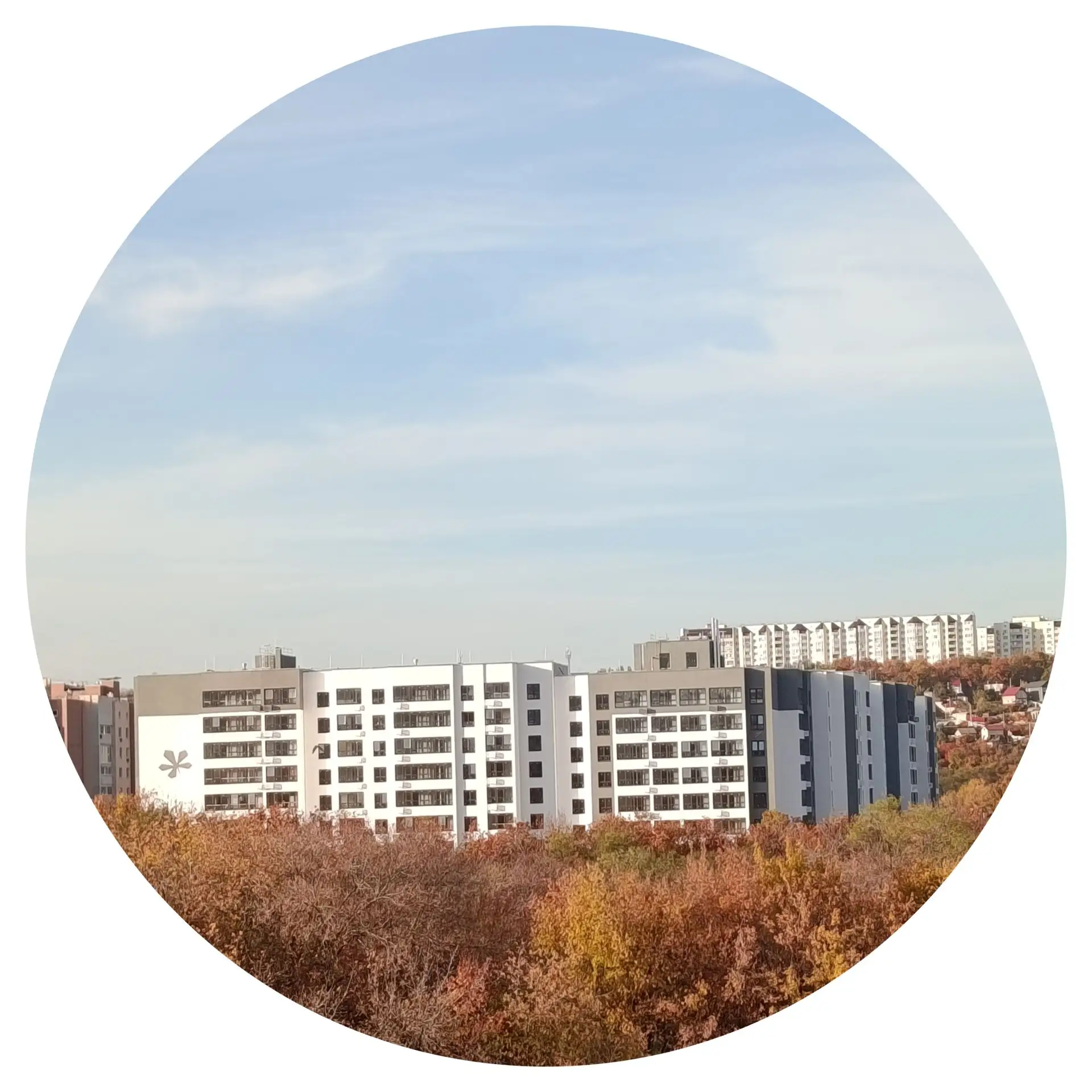 Кстати, видели сегодня дом, где ждём нашу квартиру. Построился очень быстро, уже начали...