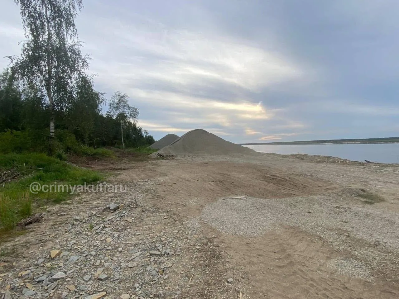 Ранее судимый водитель увёз щебень к себе домой