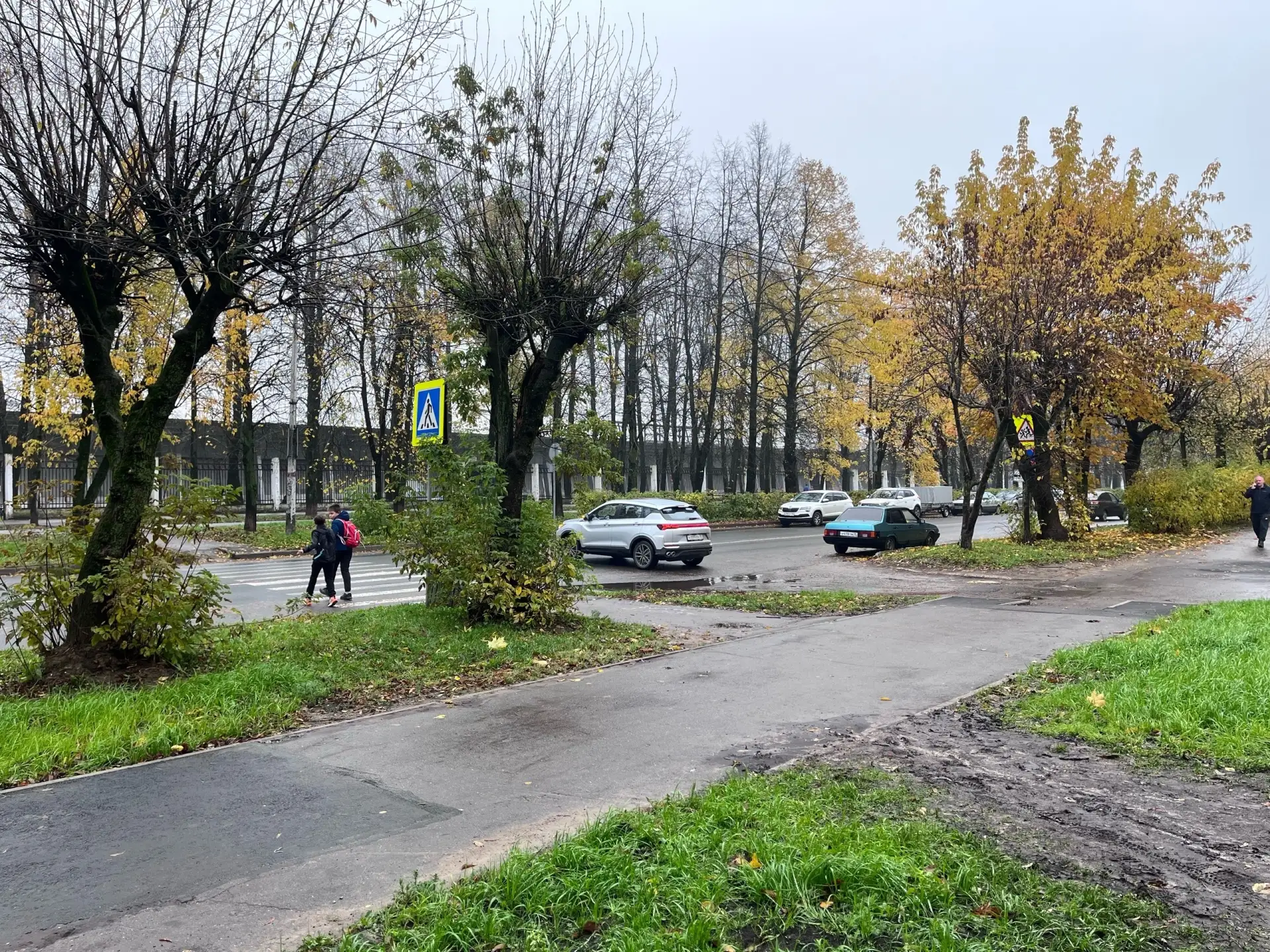Некоторые пешеходные переходы в Череповце из-за дождей превратились в полосу препятствия