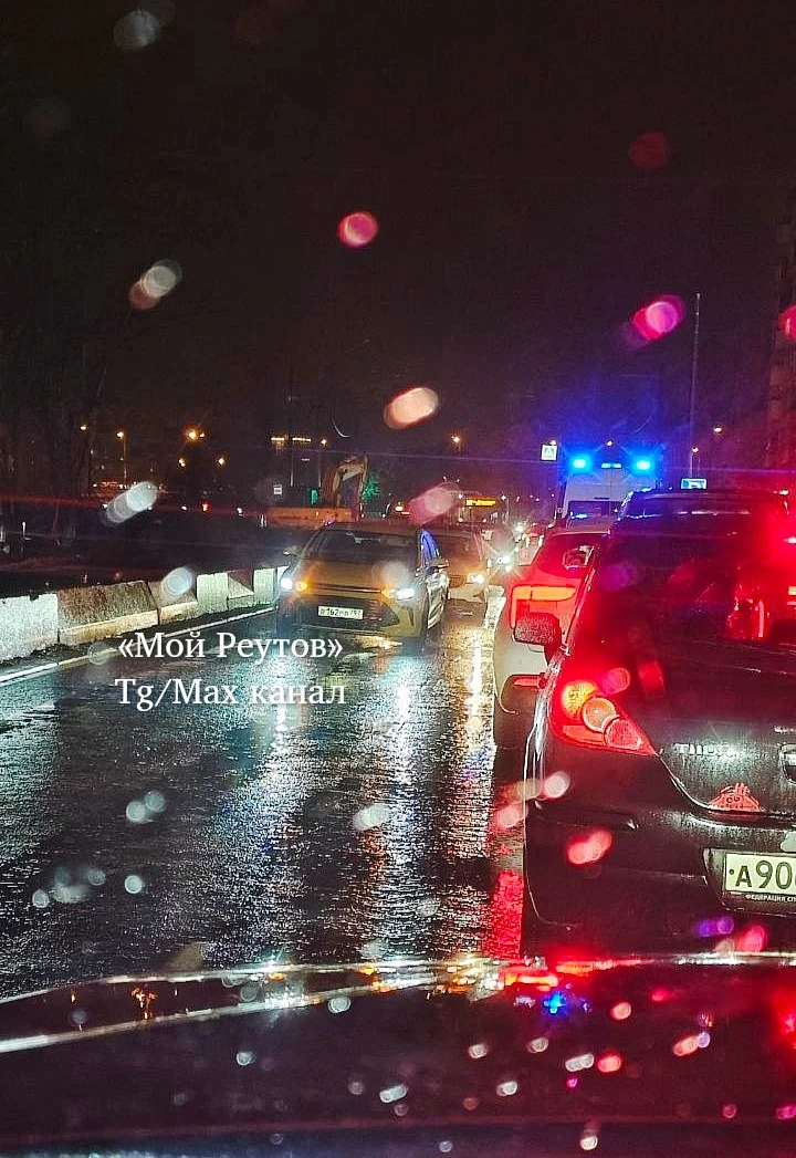 ‼️ "Там сейчас будет пипец": въезд в Реутов перекрыт из-за аварии двух такси у Победы 30.